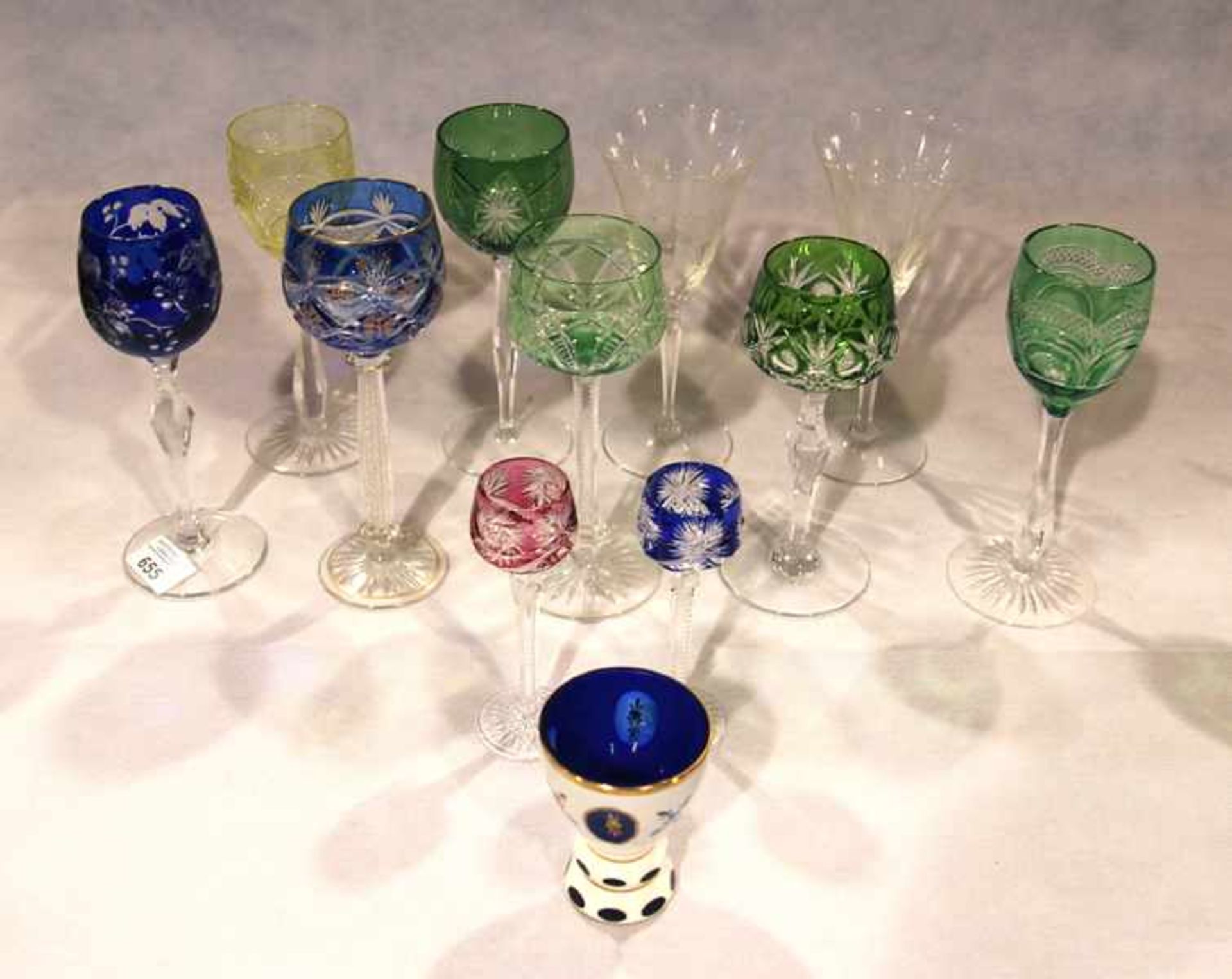 Trinkglas-Konvolut von 7 Weinrömern, 2 Schnapsrömer, blaues Glas mit weißem Überfang und