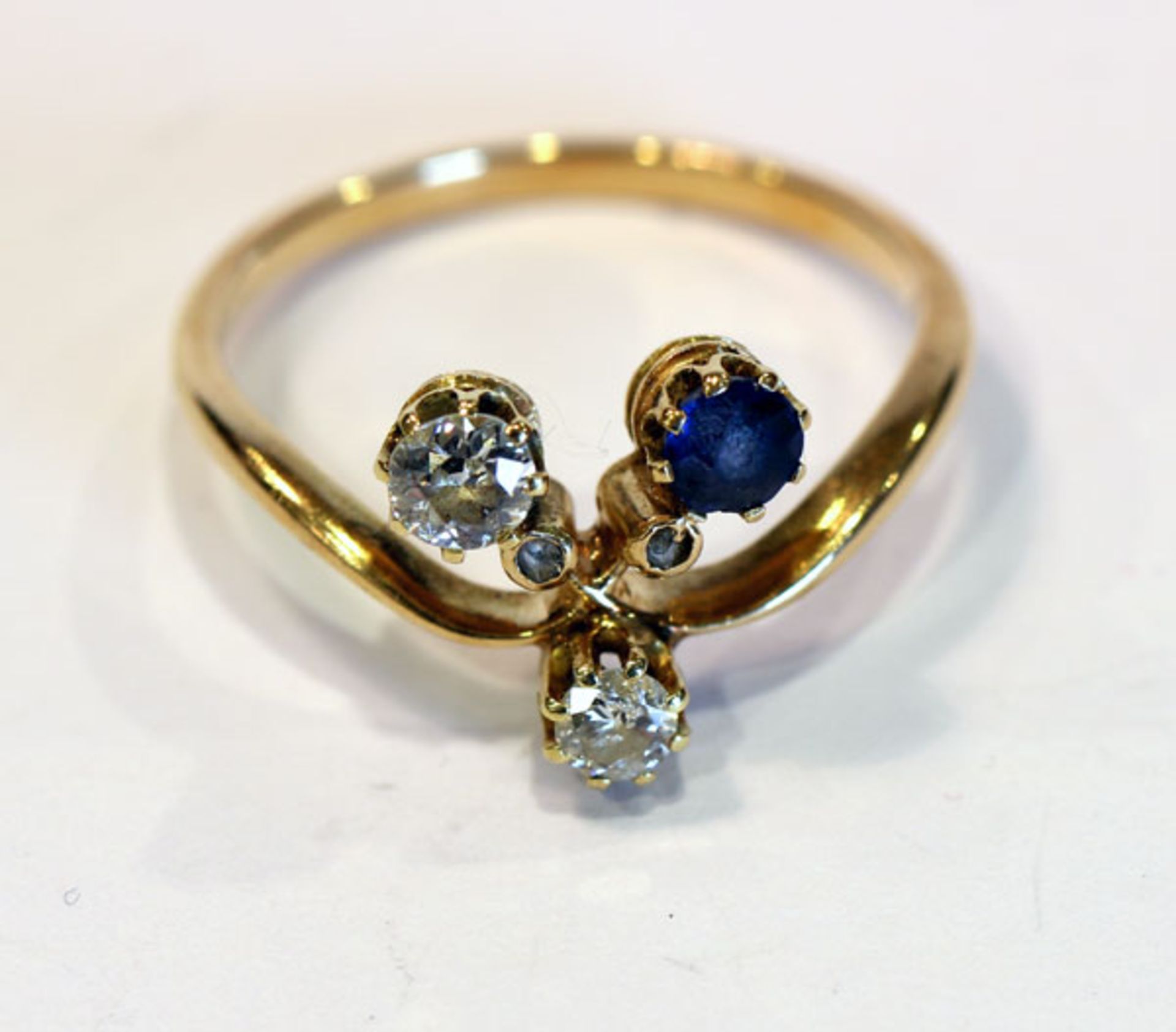 14 k Gelbgold Ring 4 Diamanten und 1 Safir, ältere Handarbeit, Gr. 53