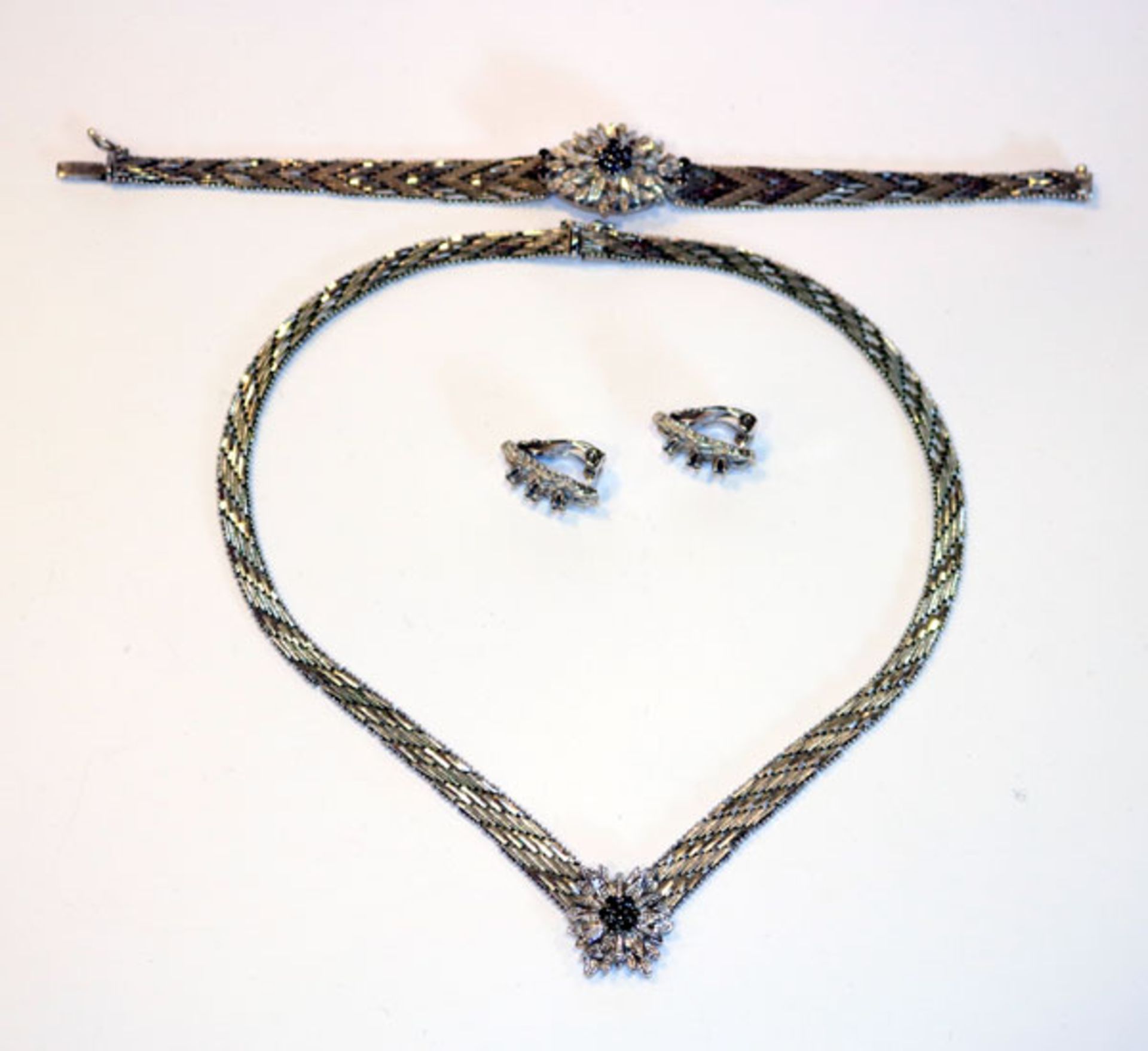 Silber Schmuckset: Collier, L 36 cm, Armband, L 18,5 cm, und Paar Ohrclips, alles teils mattiert und