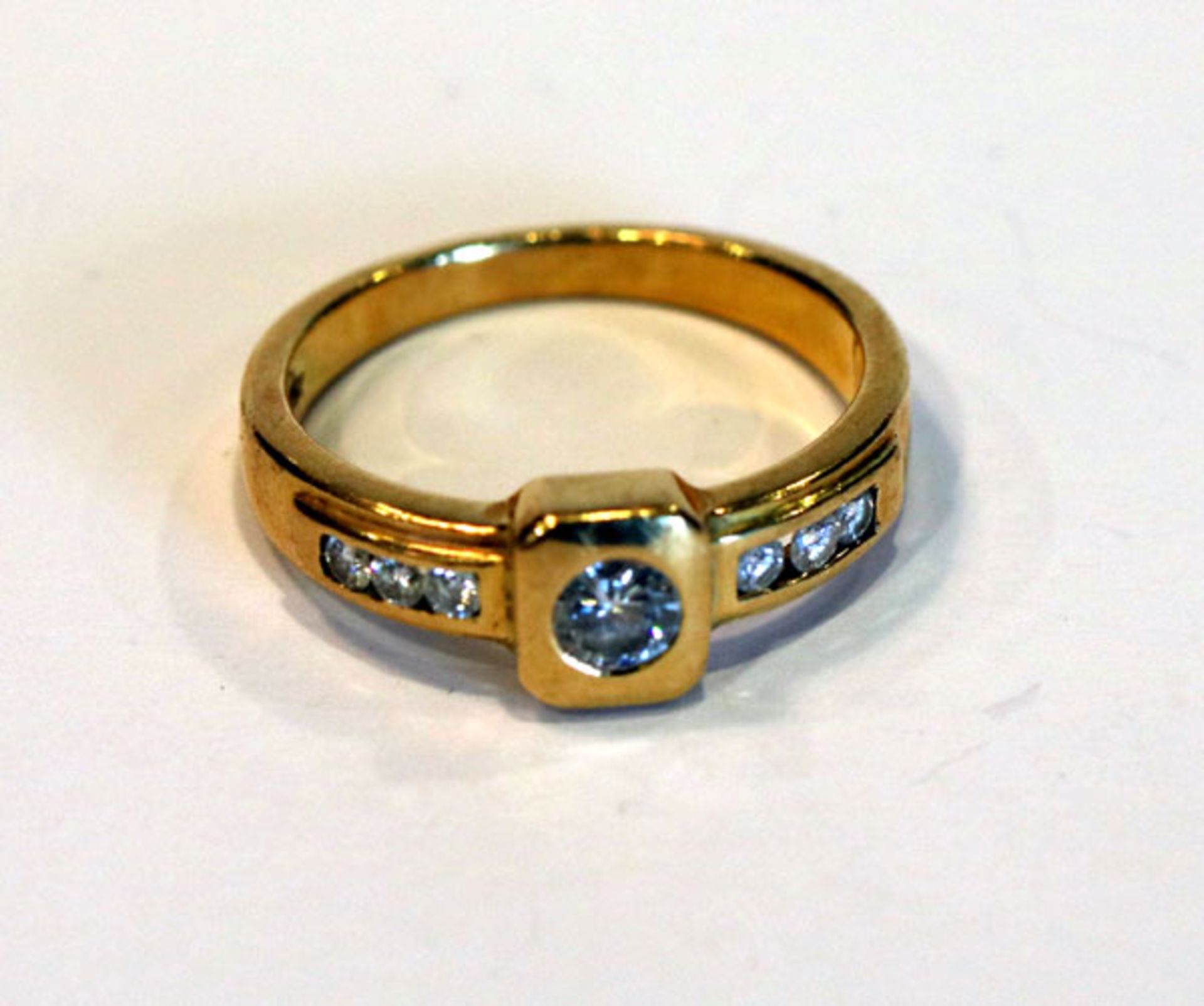 18 k Gelbgold Ring mit 7 Diamanten, zus. ca. 0,30 ct., Gr. 56, 5,3 gr.