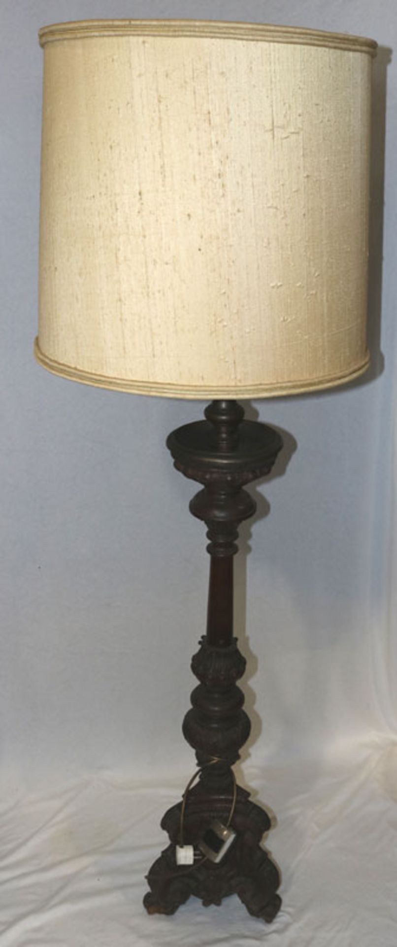 Stehlampe, Holz/Metall Fuß, beschnitzt, dunkel gebeizt mit beigem Schirm, H 162 cm, D 50 cm,