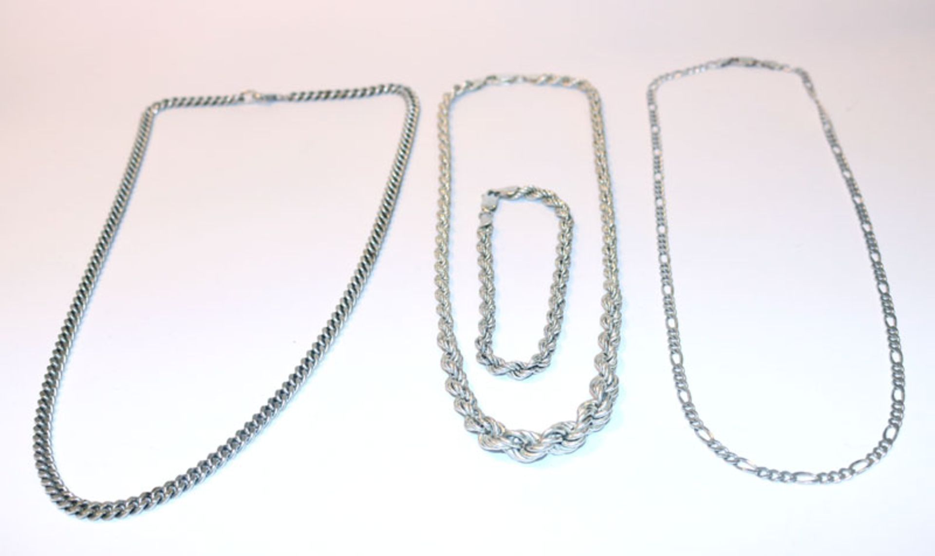 3 Sterlingsilber Ketten in verschiedenen Dekoren, L 42, 48 und 52 cm, sowie Armband, 18 cm, zus.