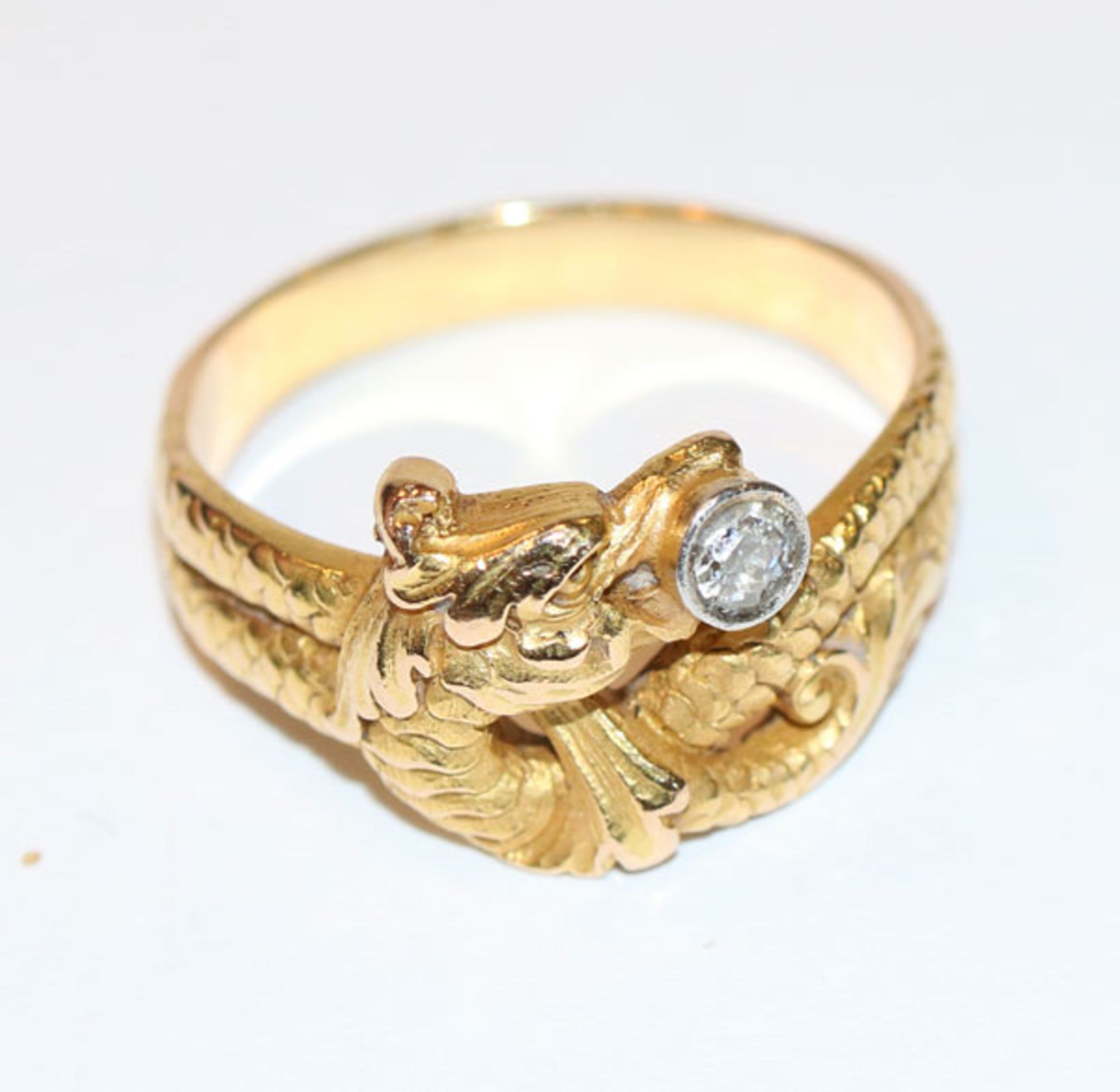 18 k Gelbgold Ring in Form eines Fabeltieres, das im Maul einen Brillanten hält. Deutsch, Ende 19.