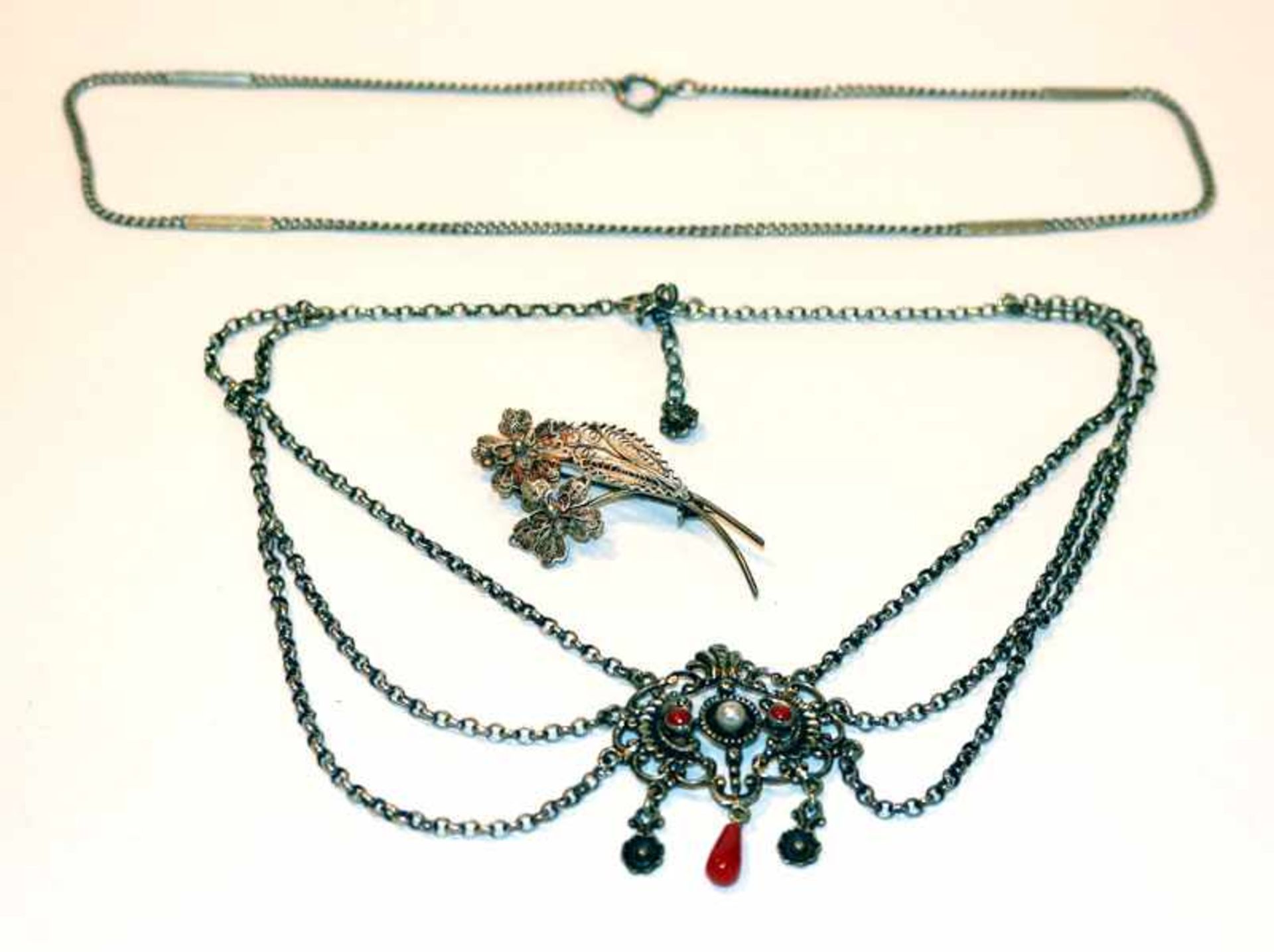 Silber Konvolut: Trachtencollier, L 40 cm, Kette, L 42 cm, und filigrane Blumenbrosche, B 5,5 cm