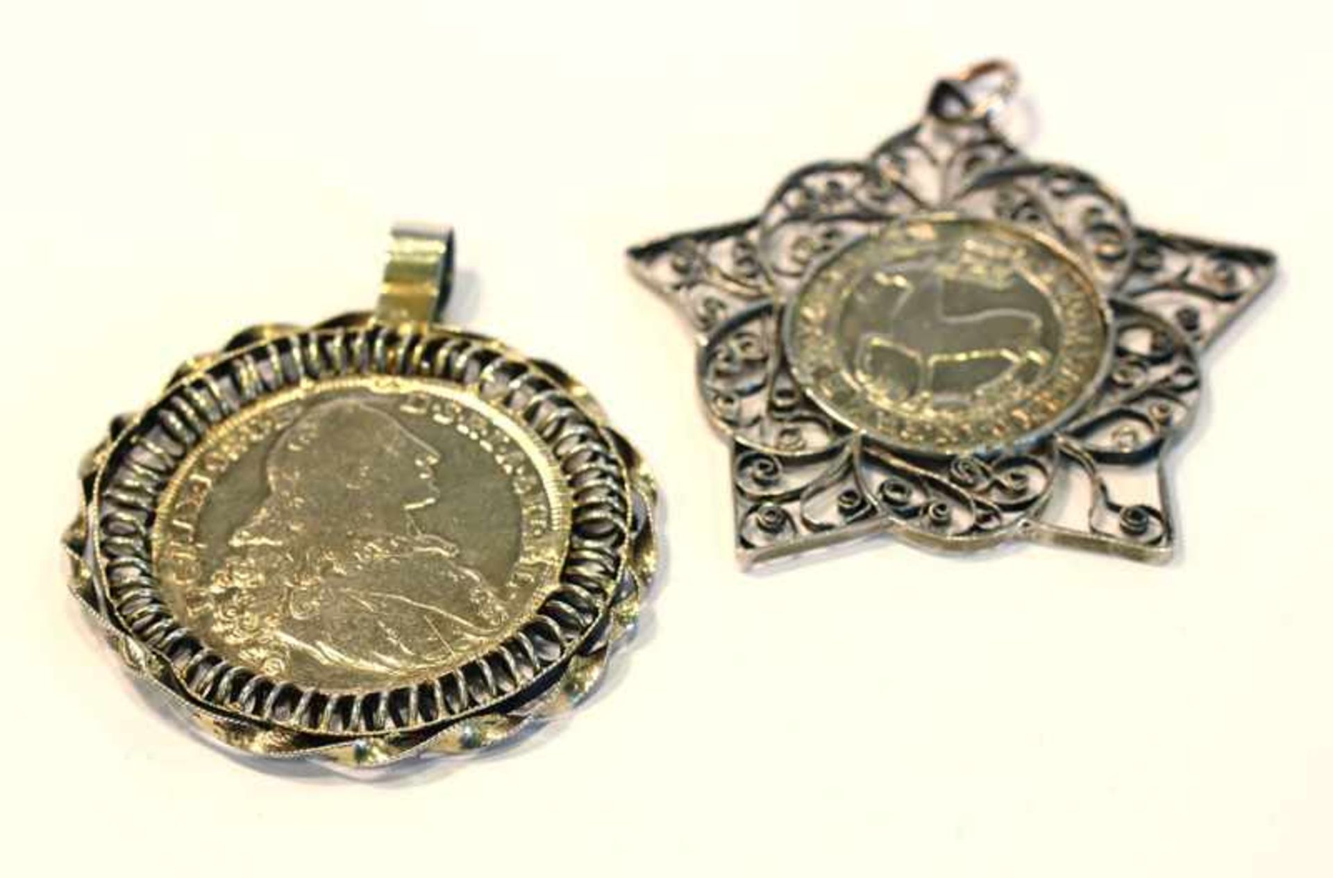 2 gefaßte Silbermünzen: 1/3 Thaler 1672 und Max Josef Thaler 1768, sehr schöne frühere Fassungen
