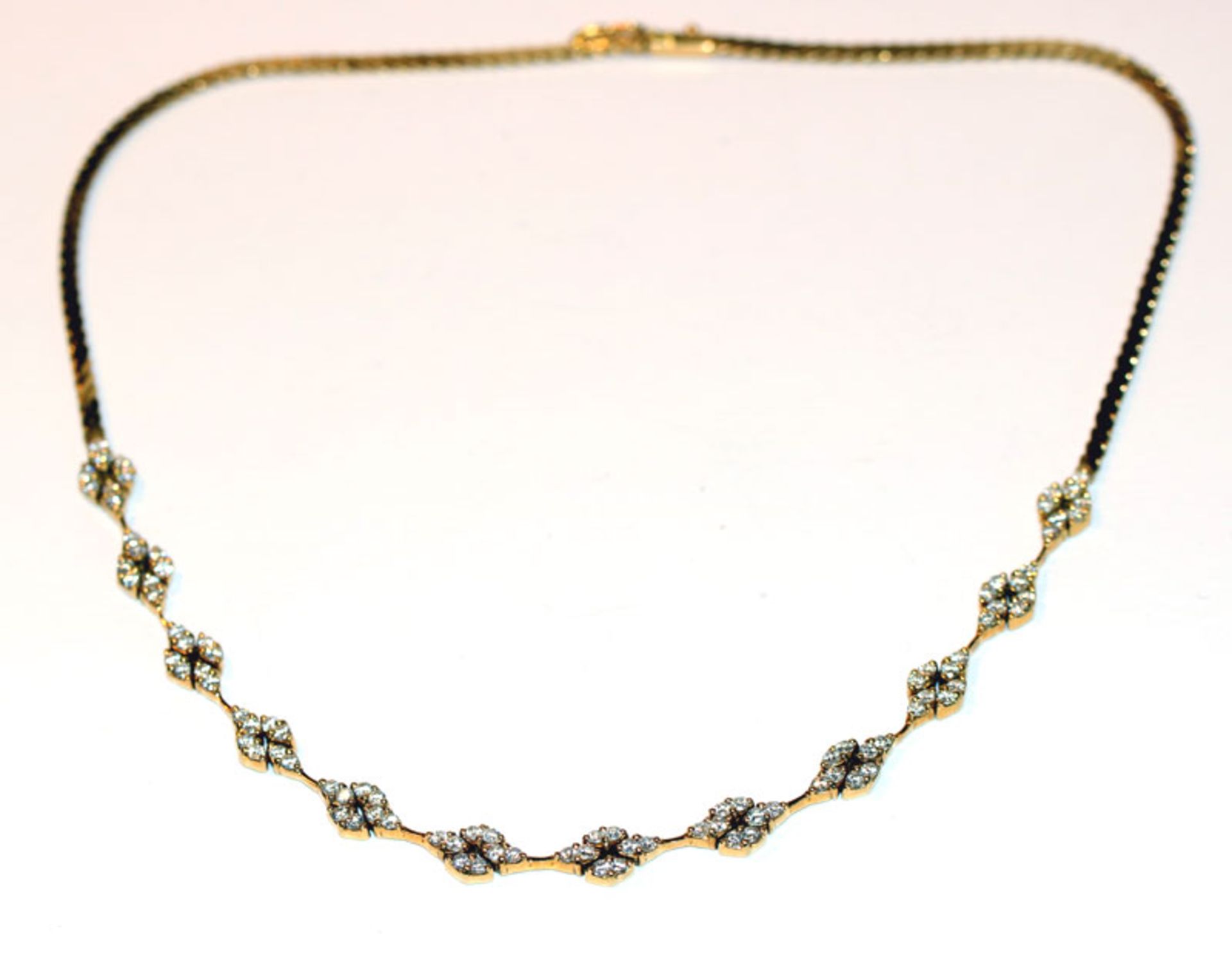 18 k Gelbgold Collier mit Brillanten, zus. 2,36 ct. Top Wesselton, vsi, L 38 cm, mit Bucherer