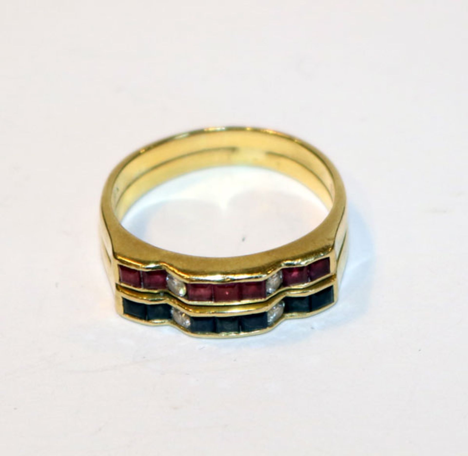 18 k Gelbgold Ring mit 4 Diamanten, 7 Rubine und 7 Safire in Carréschliff, 6,5 gr. Gr. 60