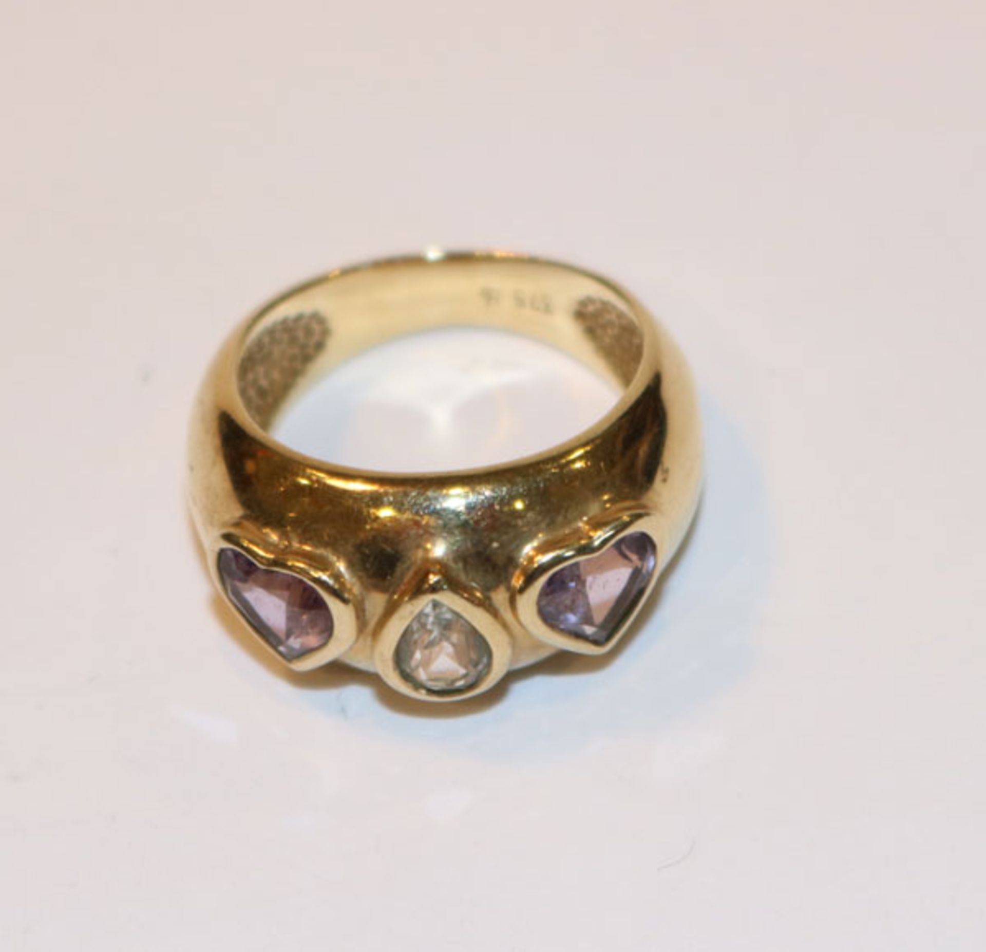 9 k Gelbgold Ring mit 2 herzförmigen Amethysten und einem tropfenförmigen Blautopas, 6,1 gr., Gr.