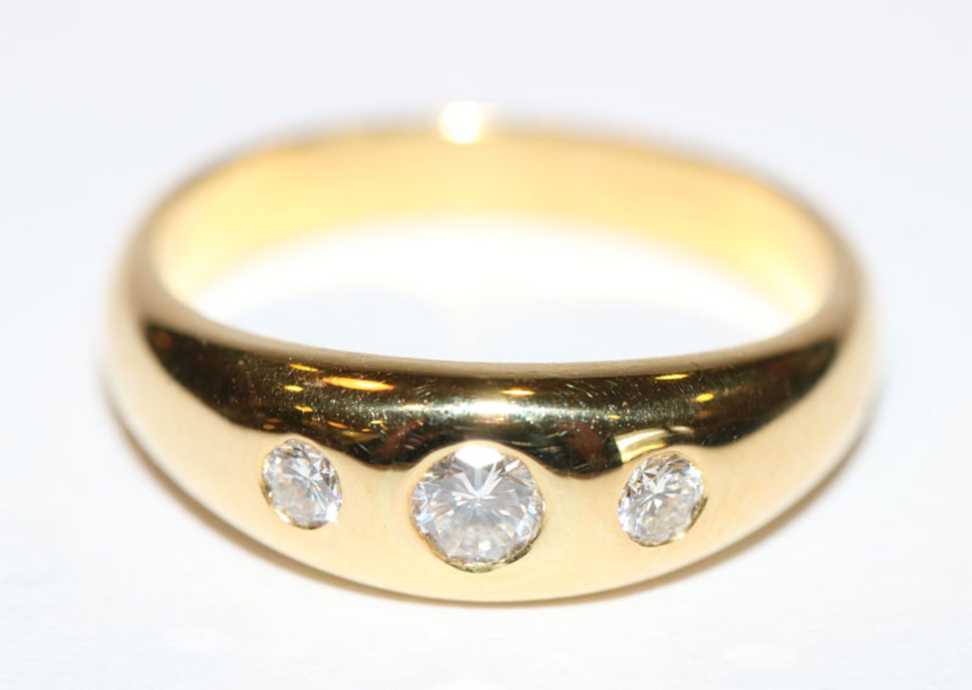 18 k Gelbgold Bandring mit 3 Brillanten, zus. o,20 ct. TW/VS, Gr. 52