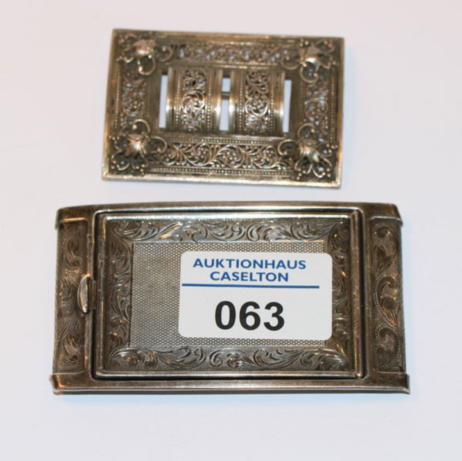 Silber Gürtelschließe, fein graviert, H 5 cm, B 9 cm, und Silber Brosche, H 6 cm, B 4,5 cm, zus.