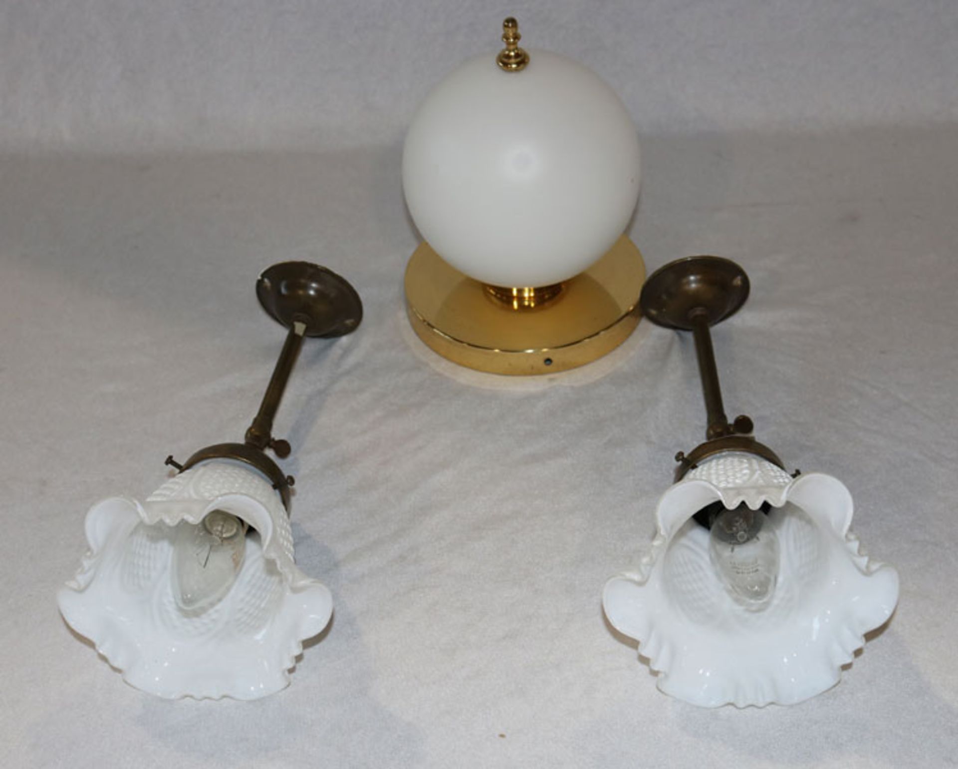 Paar Wandlampen, Metall mit Milchglasschirm, H 19 cm, und Metall/Glas Deckenlampe, H 21 cm