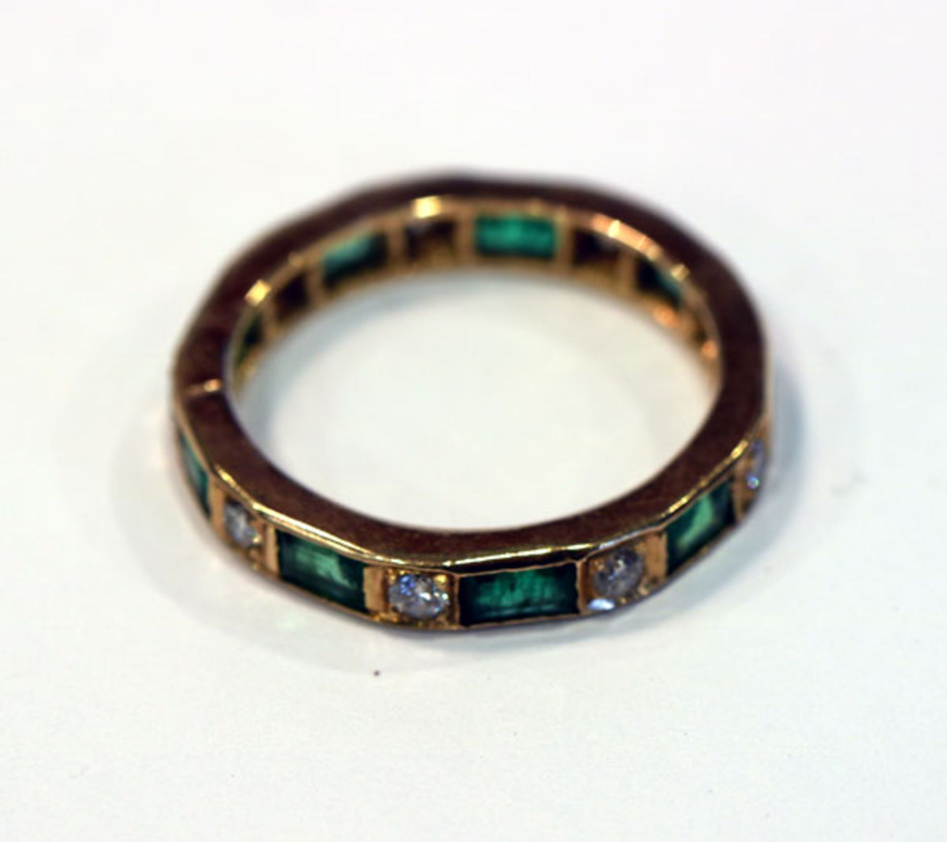 18 k Gelbgold Memoryring mit Diamanten und Smaragden in Baguettschliff, Gr. 55, schöne Handarbeit