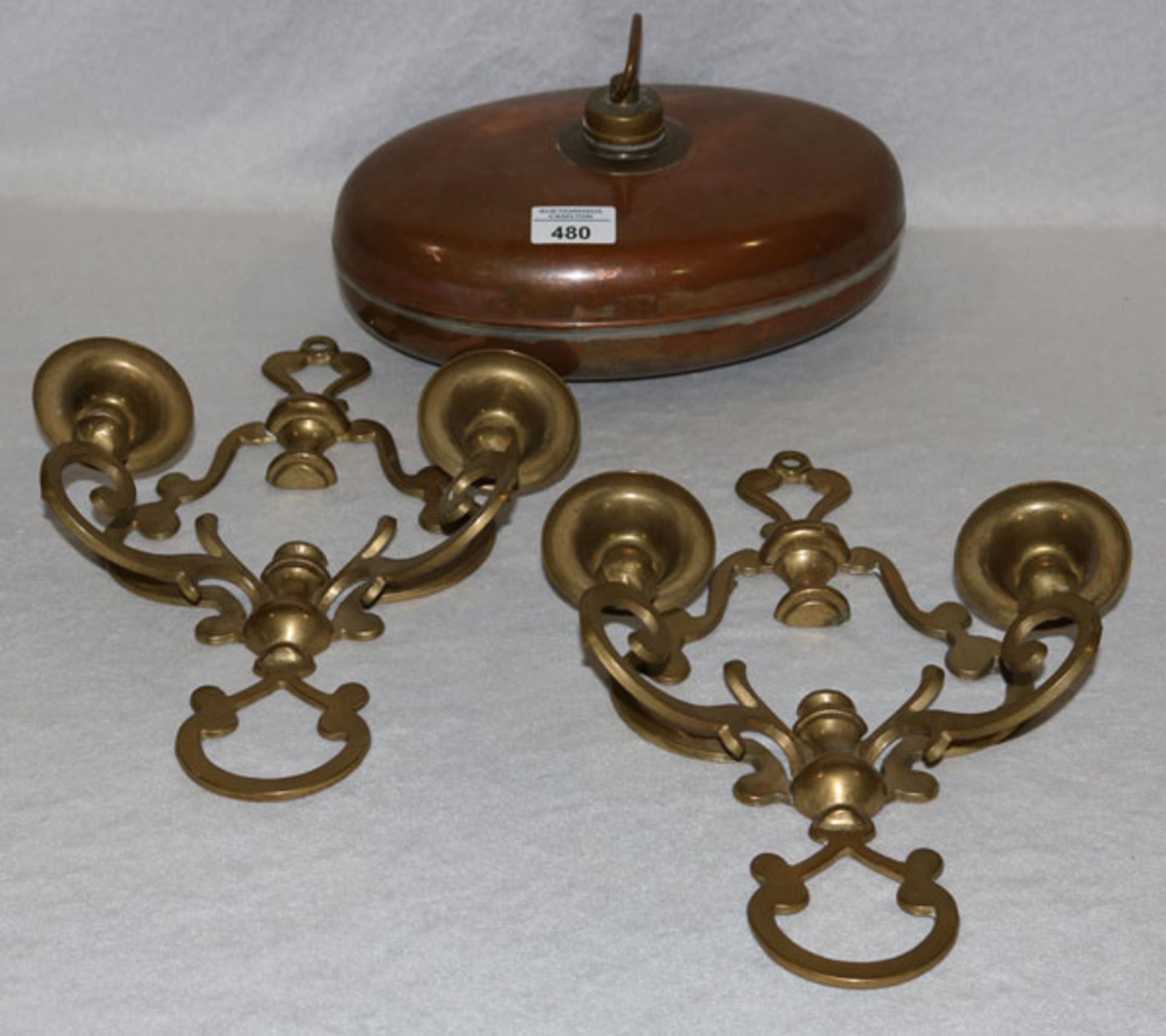 Kupfer Wärmflasche, H 13 cm, L 28 cm, B 19 cm, und Paar Messing Wand-Kerzenleuchter, 2-armig, H 33