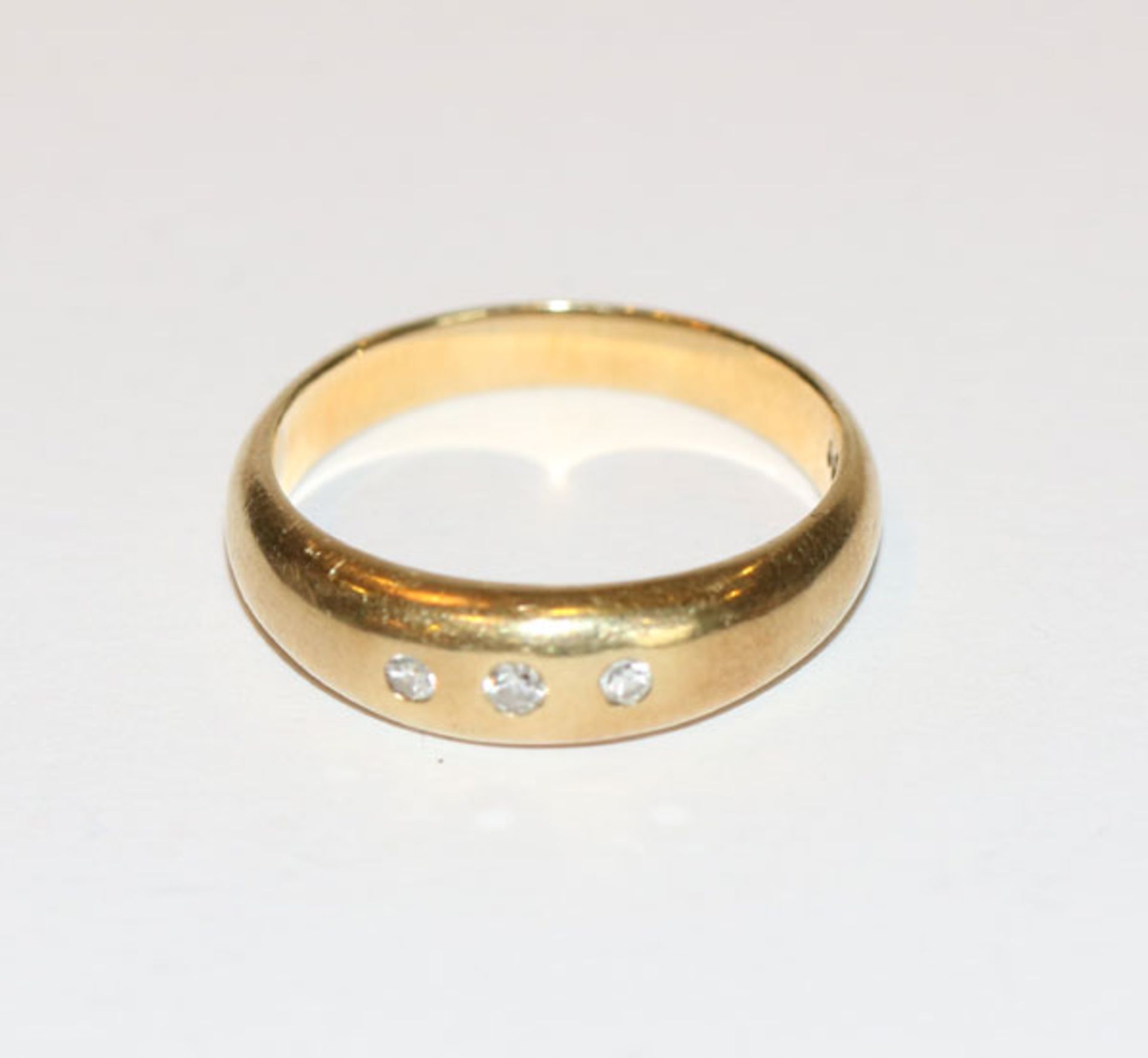 14 k Gelbgold Bandring mit 3 Diamanten, 4,8 gr. Gr. 55