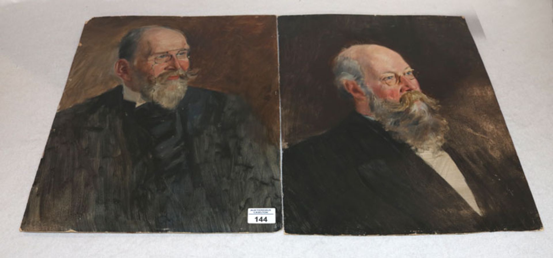 2 Gemälde ÖL/Karton 'Herrenportraits', teils bestossen, Bildoberflächen leicht beschädigt, 46 cm x