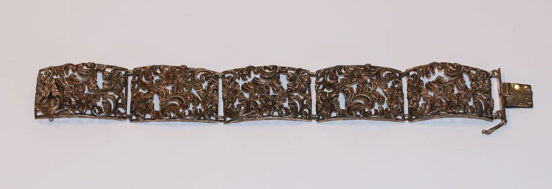 Silber Armband mit floralem Reliefdekor, L 18 cm, B 2,5 cm, 40 gr.