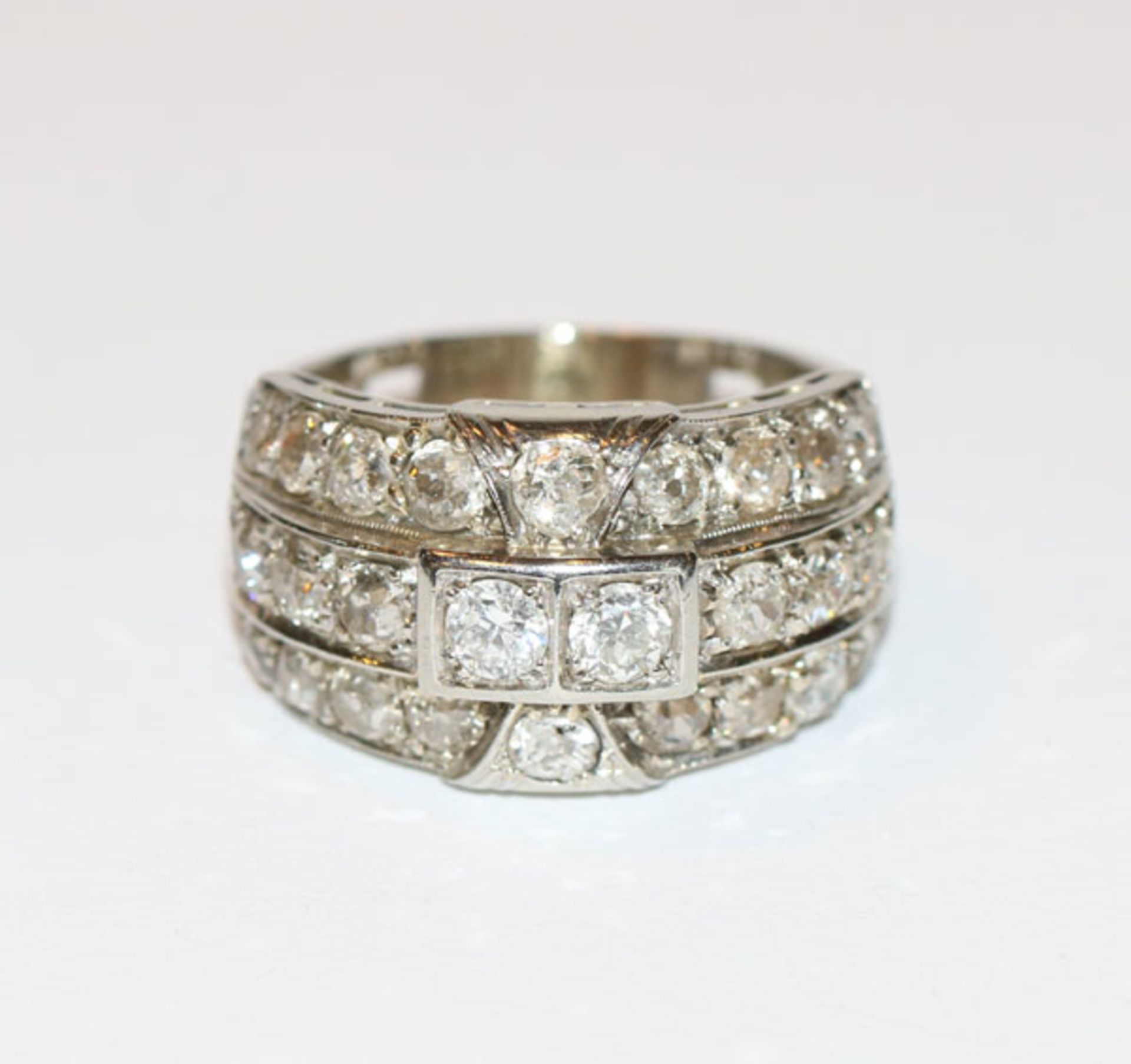 14 k Weißgold Ring mit 26 Diamanten, zus. ca. 2,5 ct., Gr. 64, klassische Handarbeit