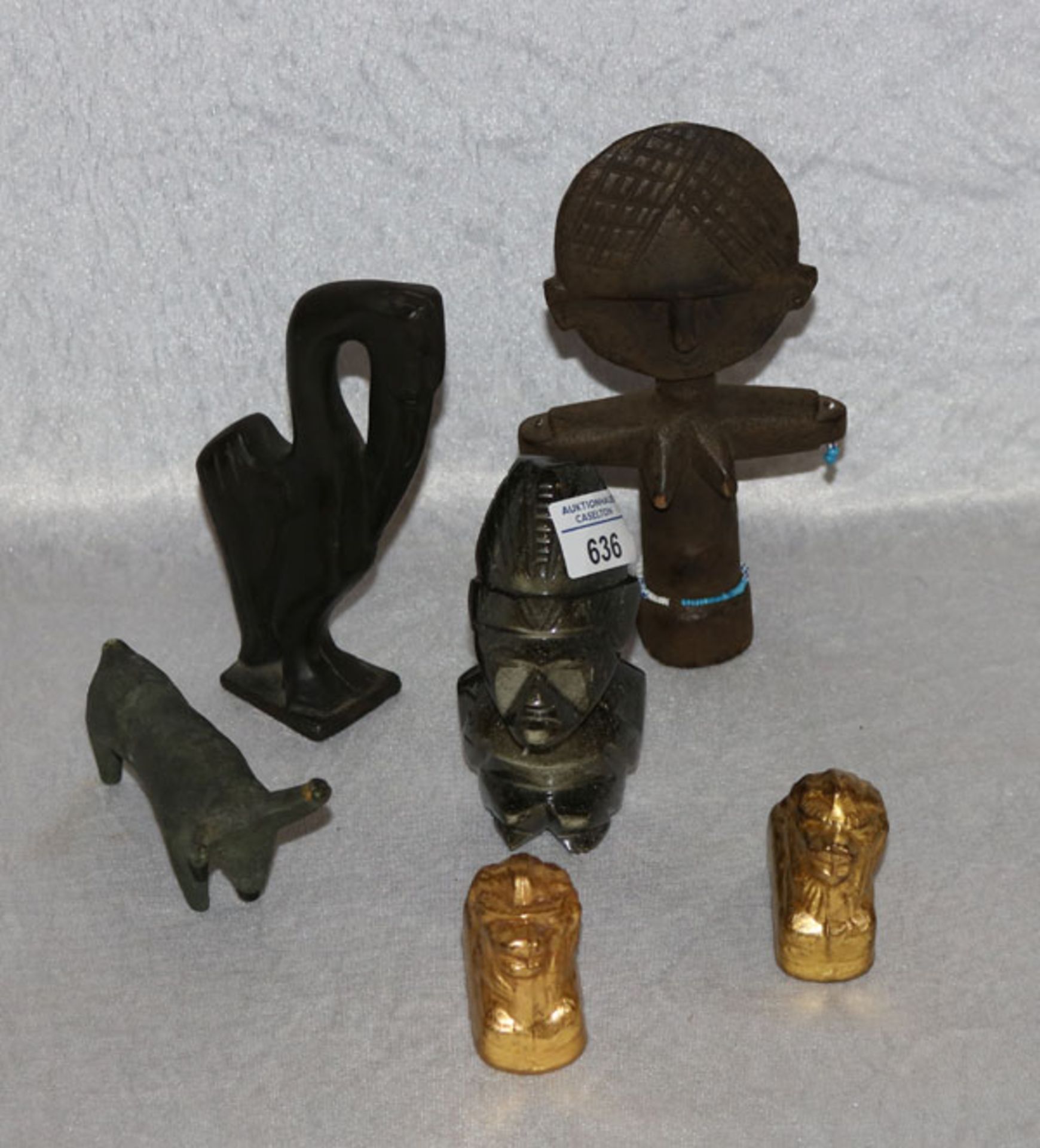 Zierrat-Konvolut: afrikanische Fruchtbarkeitsfigur, H 21 cm, Steinfigur Osterinseln, H 13 cm, Bronze