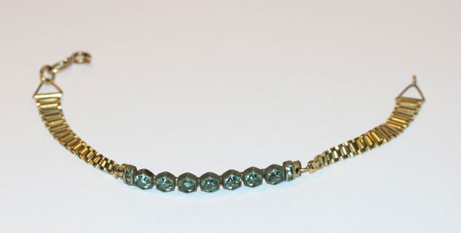 14 k Gelbgold/Metall Armband mit 7 hellblauen Glassteinen, L 18 cm