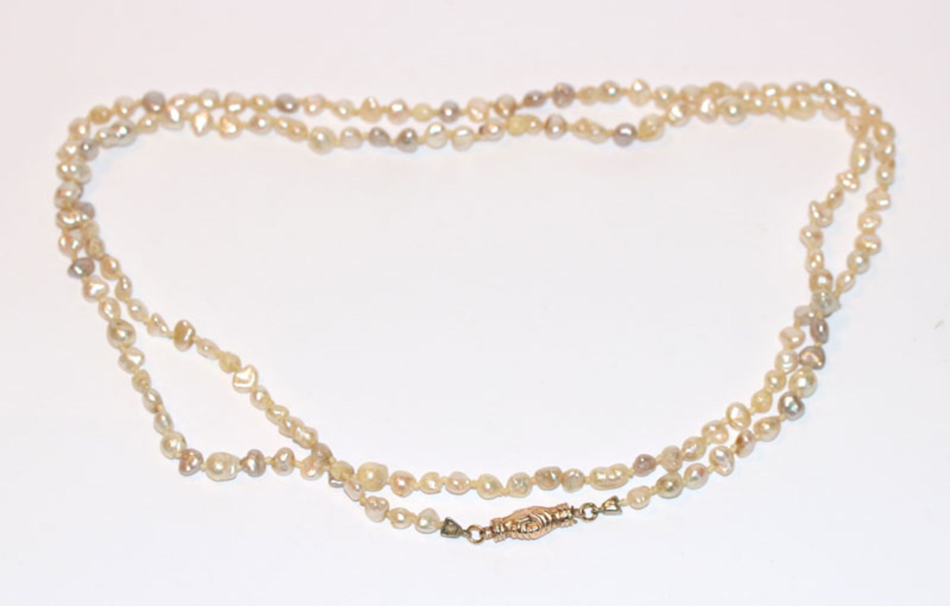 Süßwasser Perlenkette mit 18 k Gelbgold Verschluß in Form von 2 Händen, L 84 cm, Tragespuren