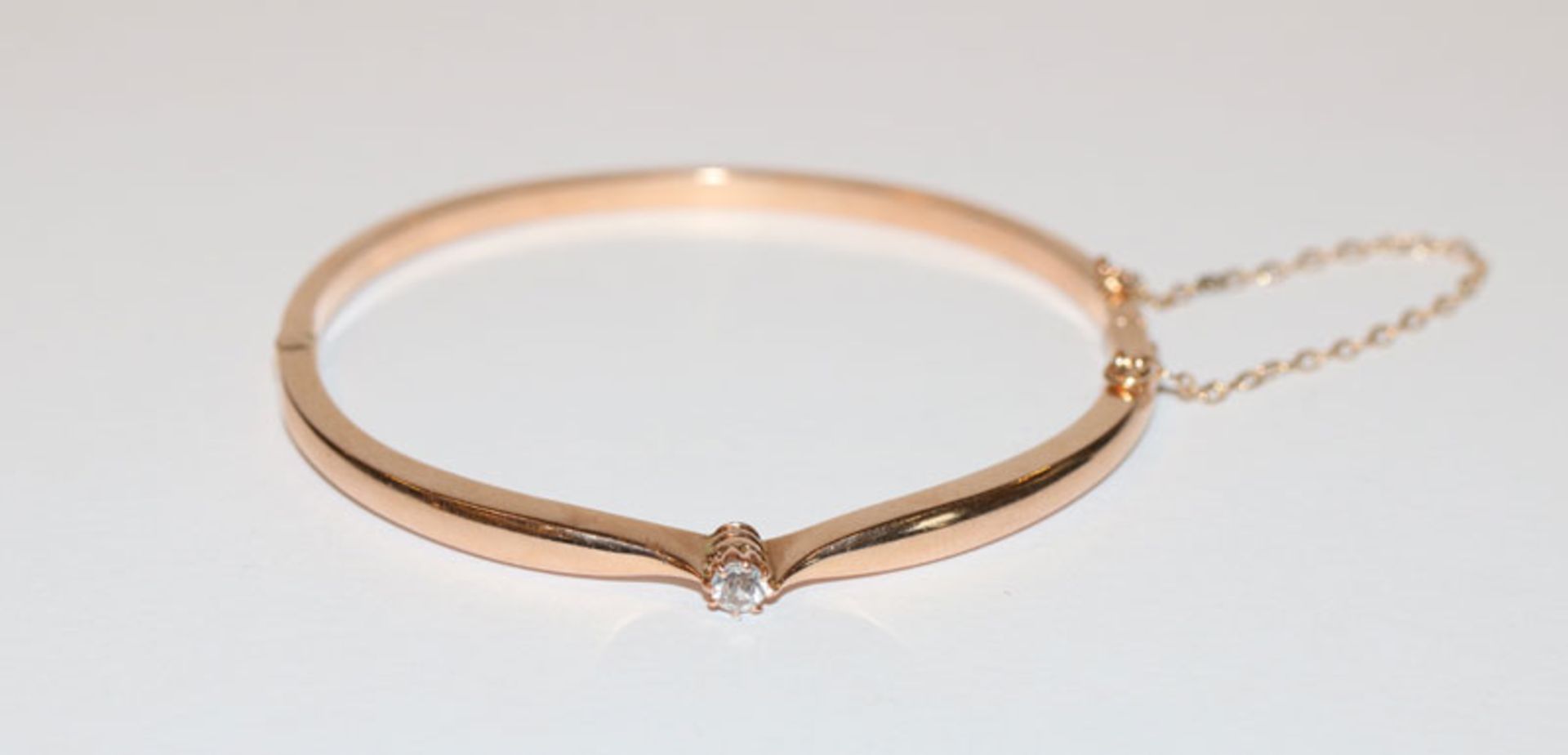 8 k Roségold Armreif mit weissem Safir, D 5,7 cm, 8,9 gr.