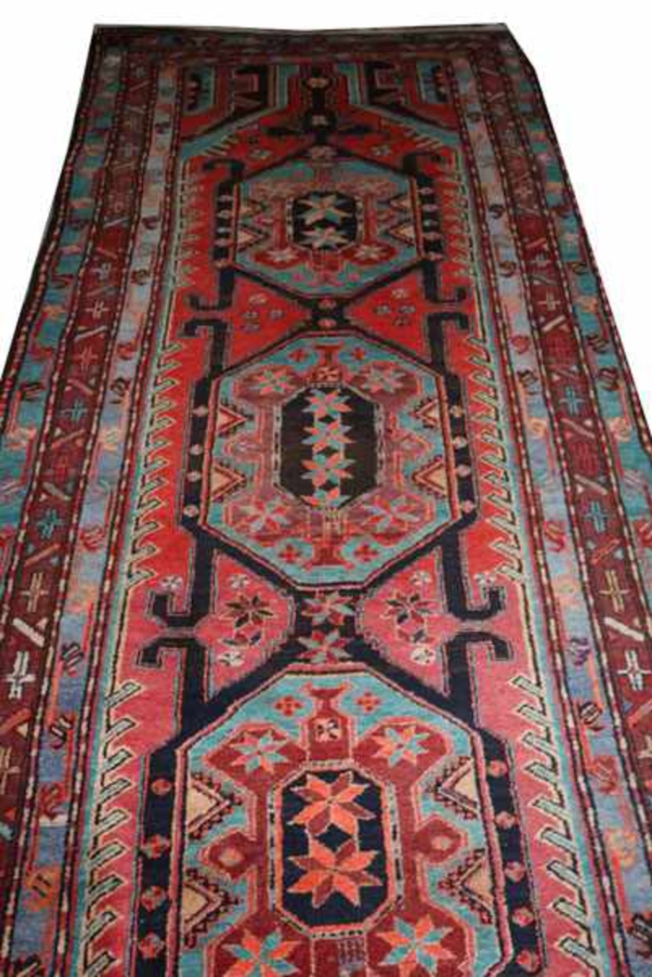 Teppich, rot/türkis/bunt, Gebrauchsspuren, teils fleckig, 340 cm x 139 cm