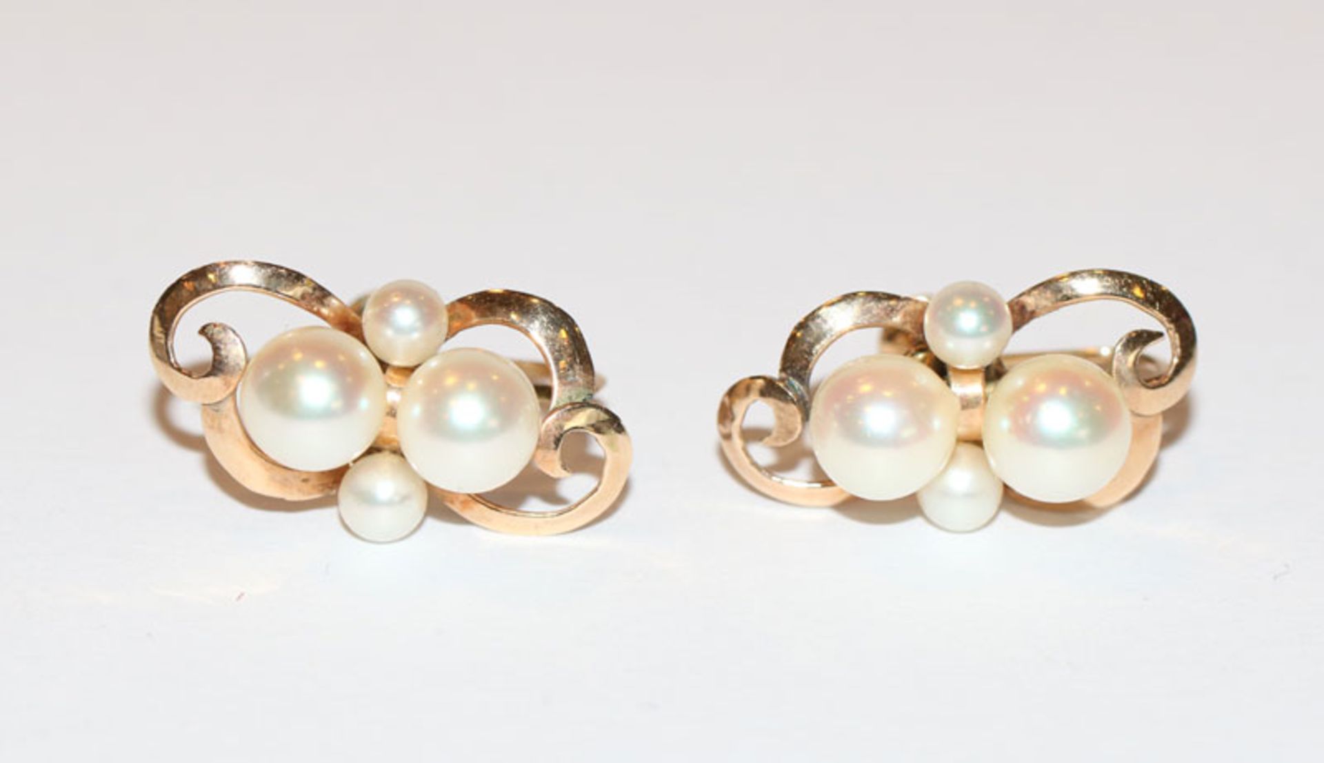14 k Gelbgold Ohrringe mit Schraubverschluß und je 4 Perlen besetzt, 4,6 gr., L 2,3 cm