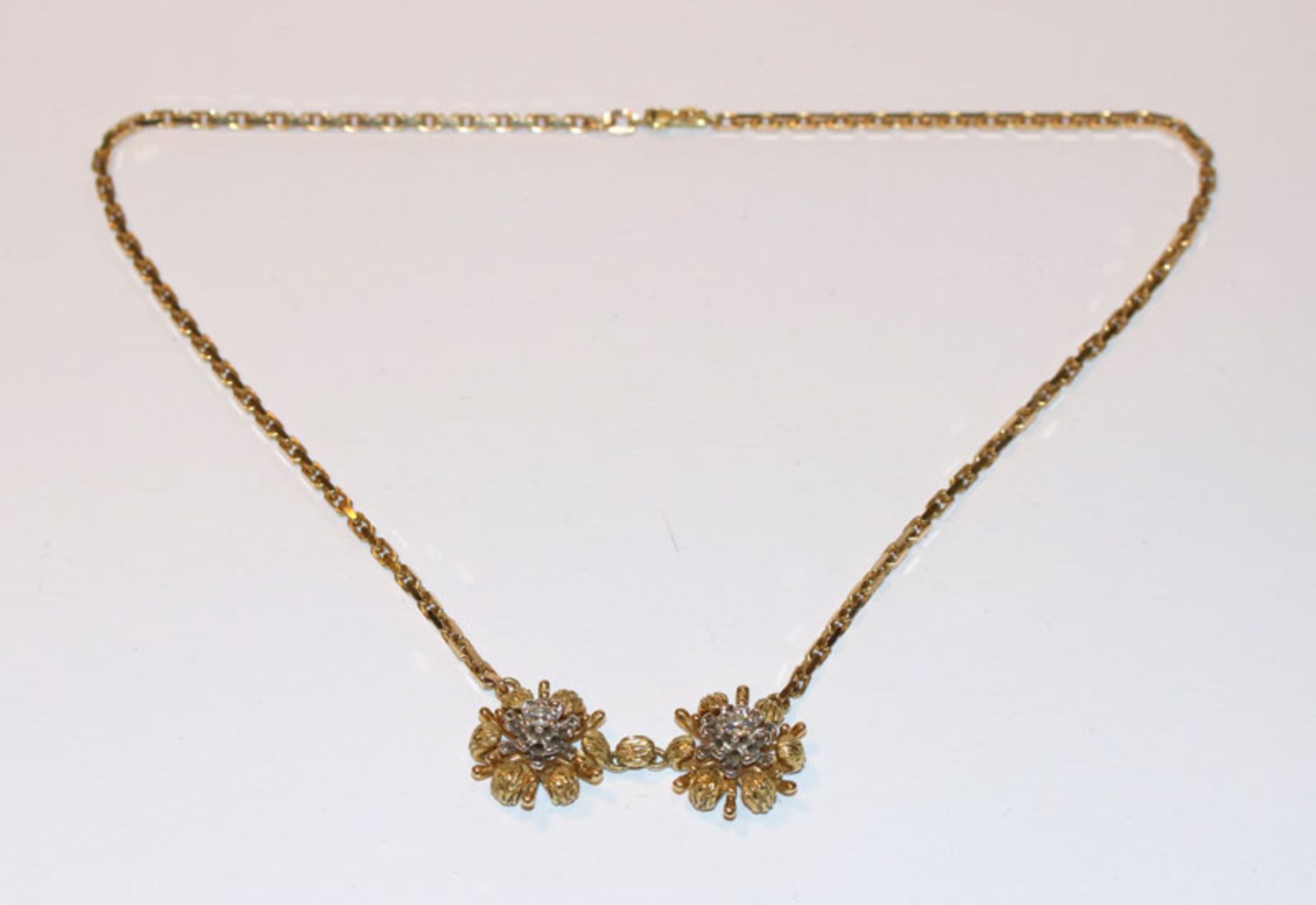 14 k Gelb- und Weißgold Collier, Mittelteil in Form von 2 Blüten mit in Weißgold gefaßten Diamanten,