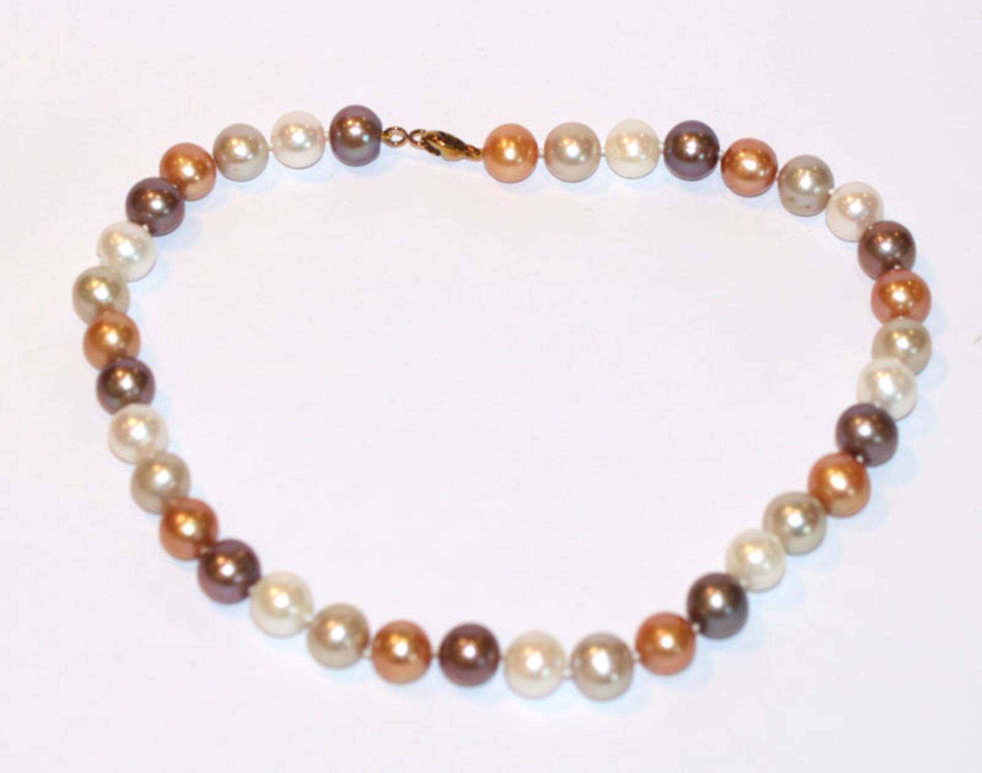 Perlenkette in beige/braun Tönen mit 8 k Gelbgold Schließe, L 42 cm