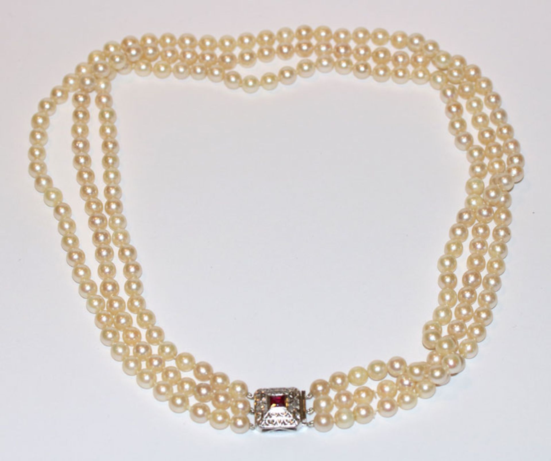 Perlencollier, 3-reihig mit 18 k Weißgold Schließe mit rotem Farbstein, L 48 cm