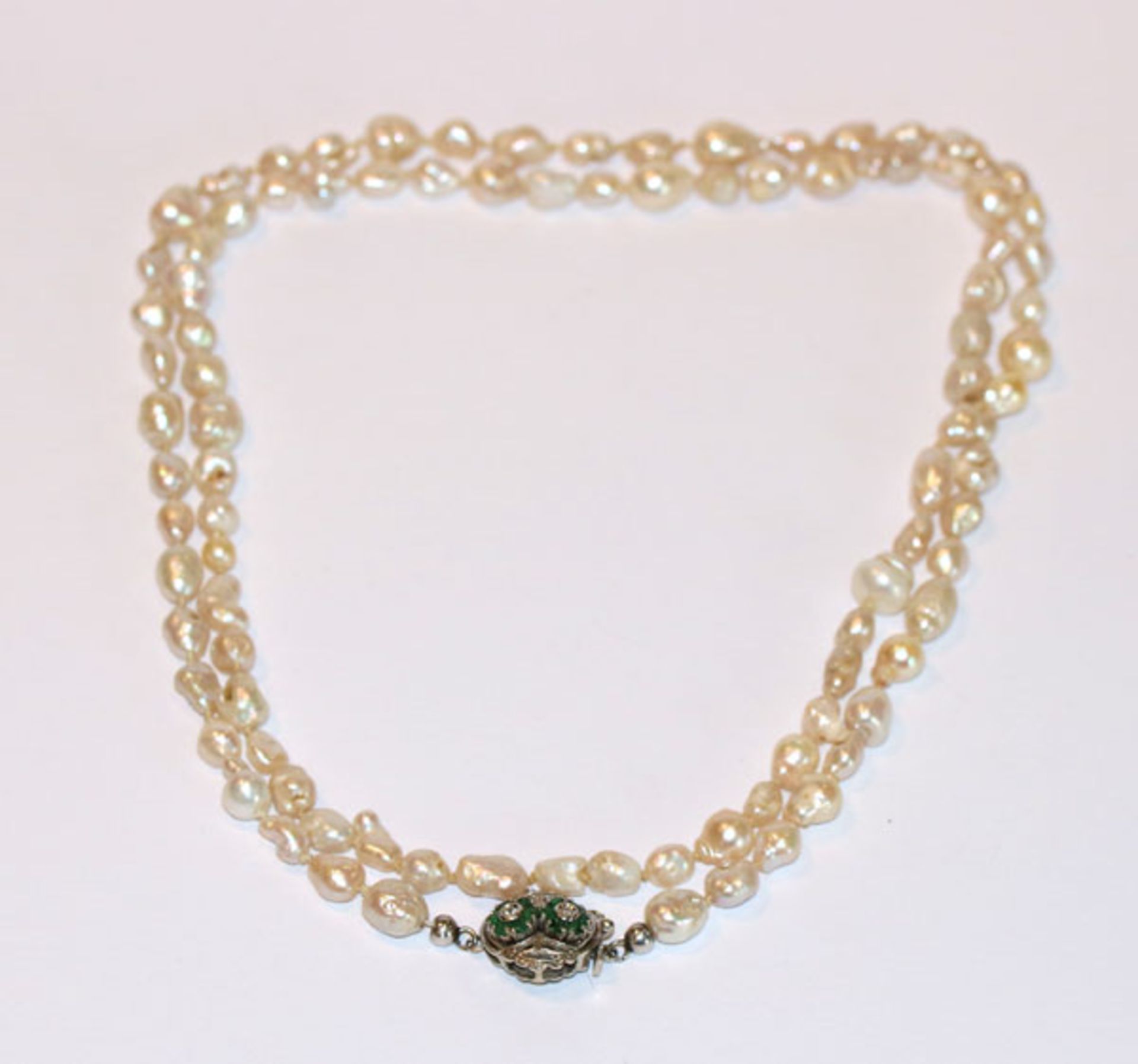 Perlenkette mit 18 k Weißgold (geprüft) Schließe mit 2 Diamanten und grünen Farbsteinen, L 80 cm