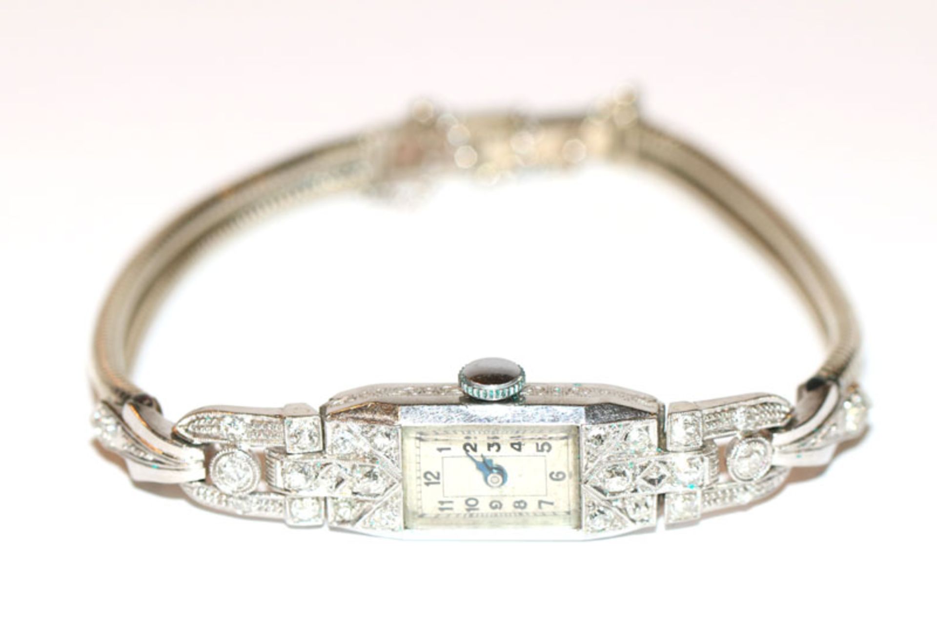 Platin Damen Armbanduhr mit 24 Diamanten besetzt. L ca. 16 cm, klassische Handarbeit