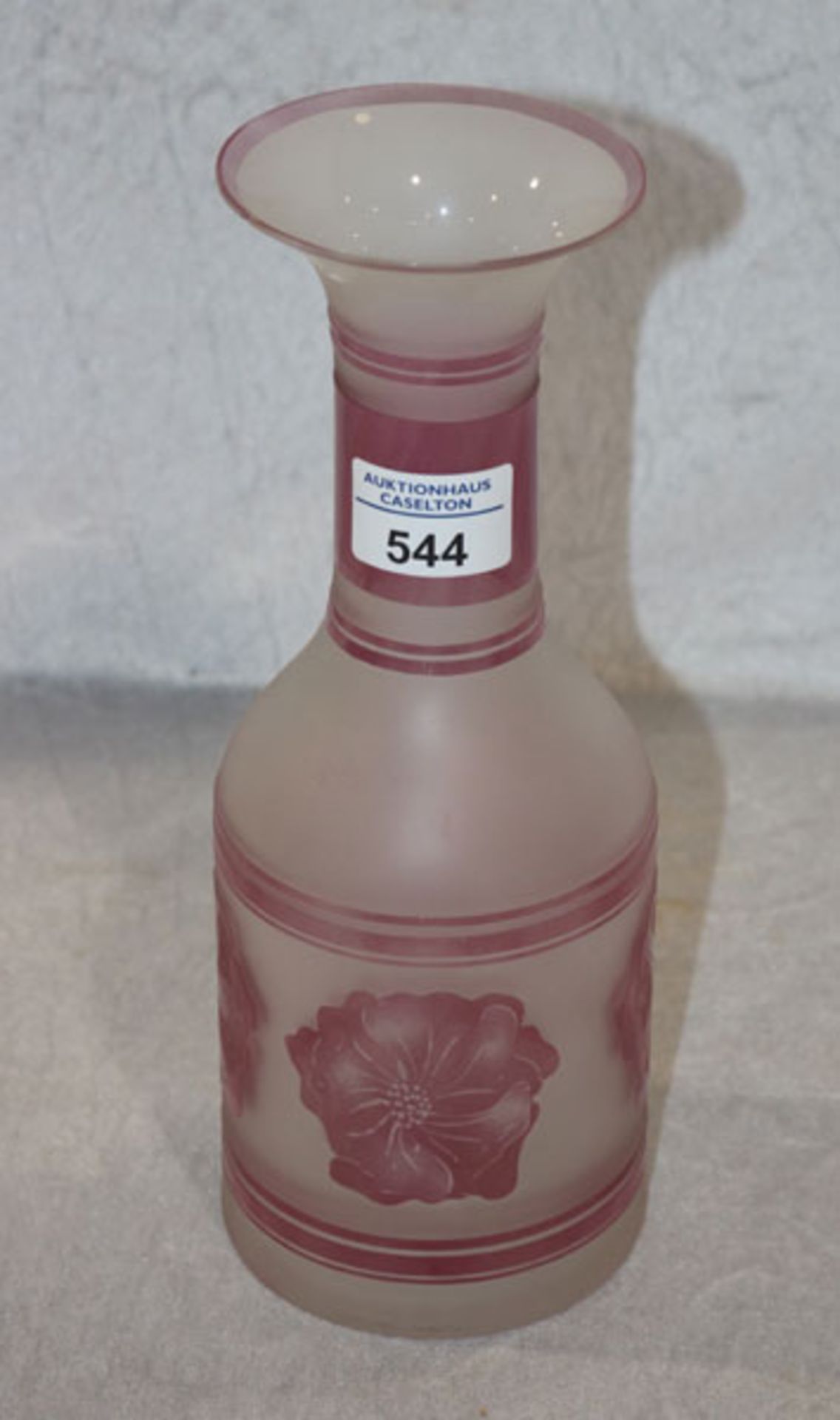 Künstlerflasche, rosefarben und mattiertes Glas, Blütendekor, am Rand bestossen, H 17 cm, D 10 cm