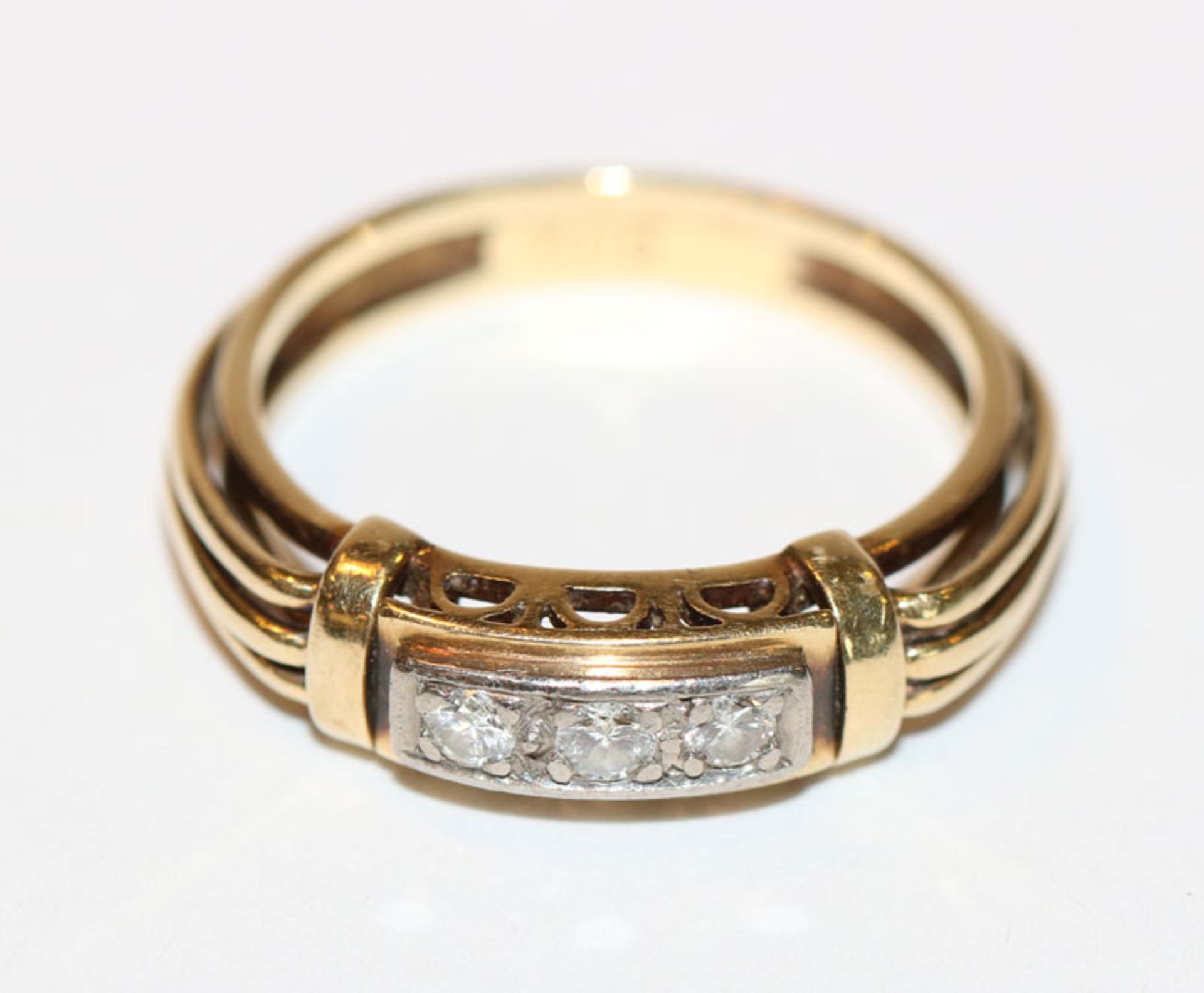 14 k Gelbgold Ring mit 3 in Weißgold gefaßten Diamanten, Gr. 57, 4,2 gr., ältere Handarbeit