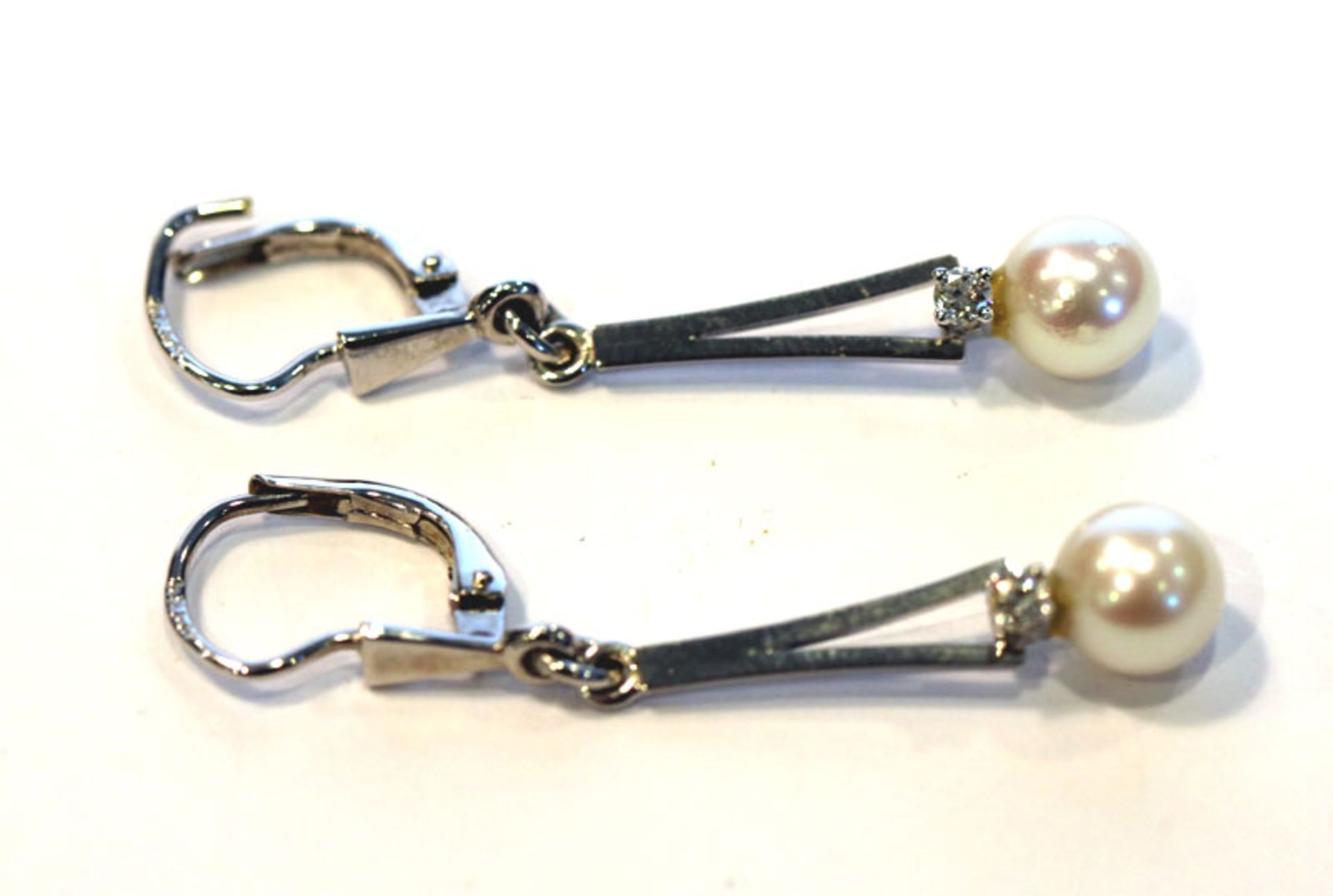 Paar 14 k Weißgold Ohrhänger mit je einer Perle und Diamant, L 4 cm, 3 gr.
