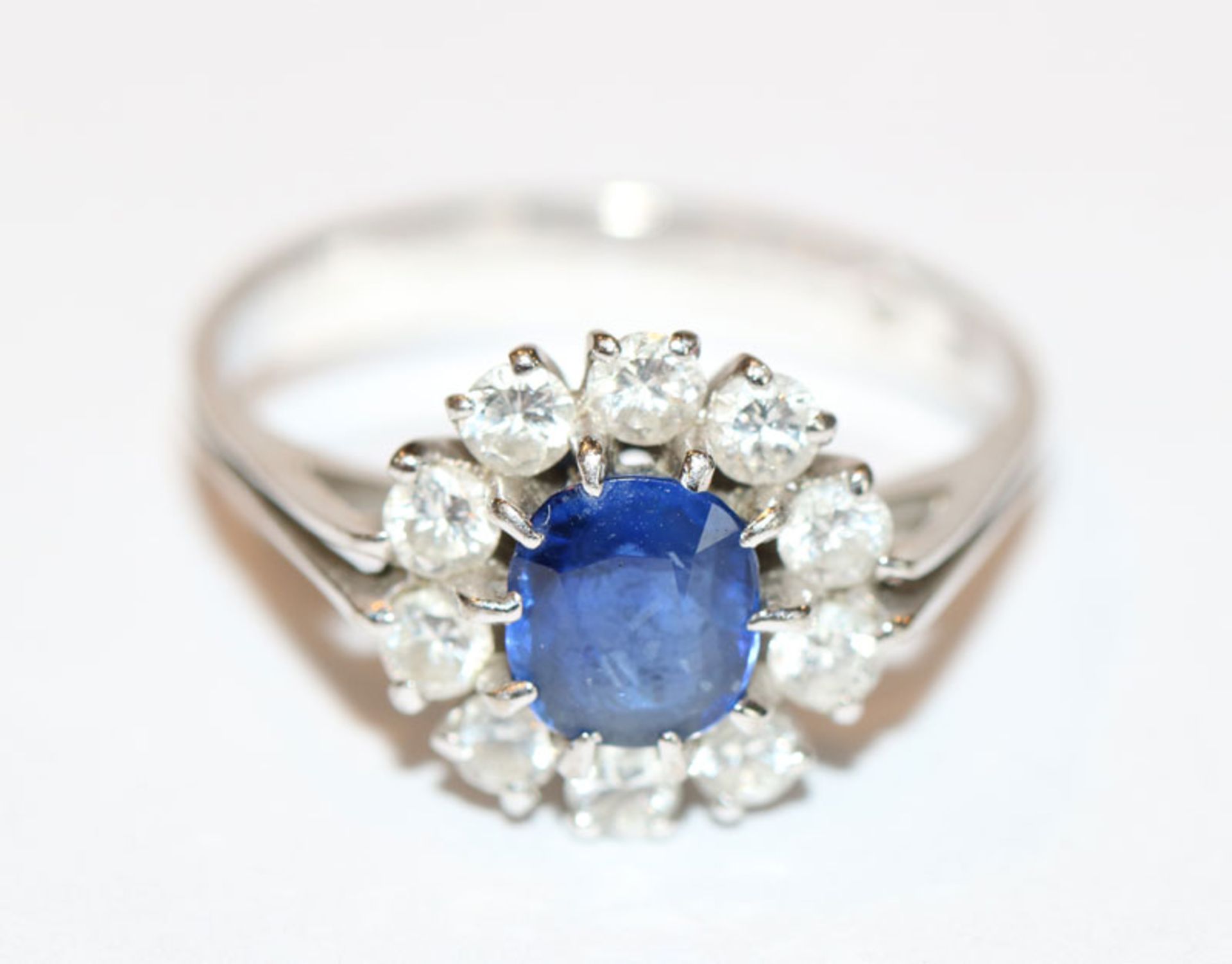 18 k Weißgold Ring mit 1,31 ct. Safir und Brillantkranz aus 10 Diamanten, zus. 0,70 ct.,