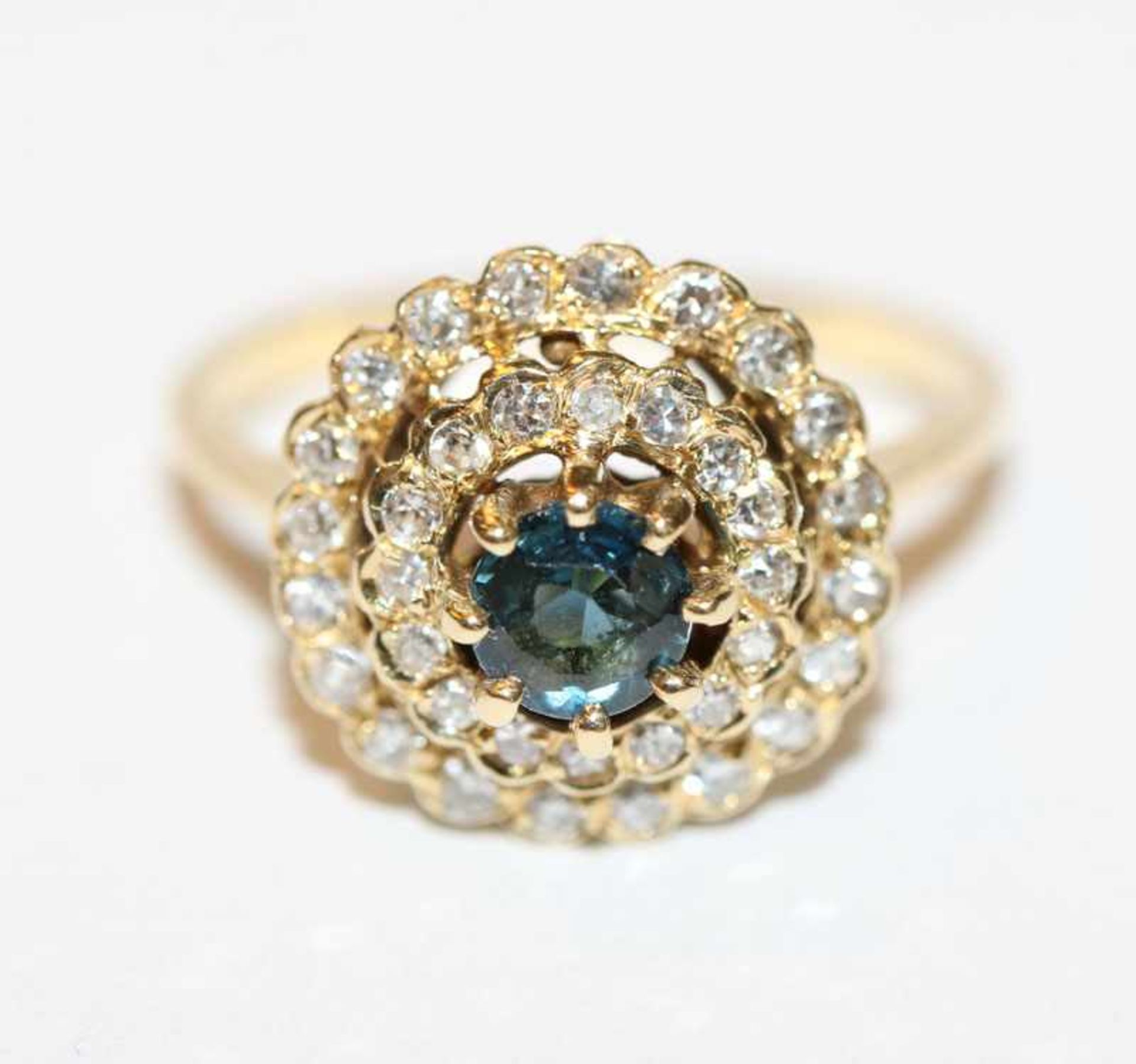 14 k Gelbgold Ring mit Safir und 2 Diamantkränzen, Gr. 48