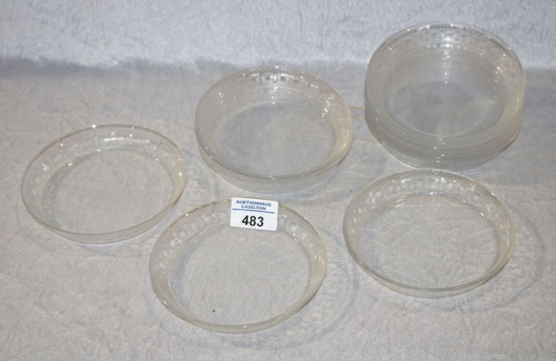 12 Glasschälchen mit Randdekor, teils leicht bestossen, H 2 cm, D 13 cm, Gebrauchsspuren
