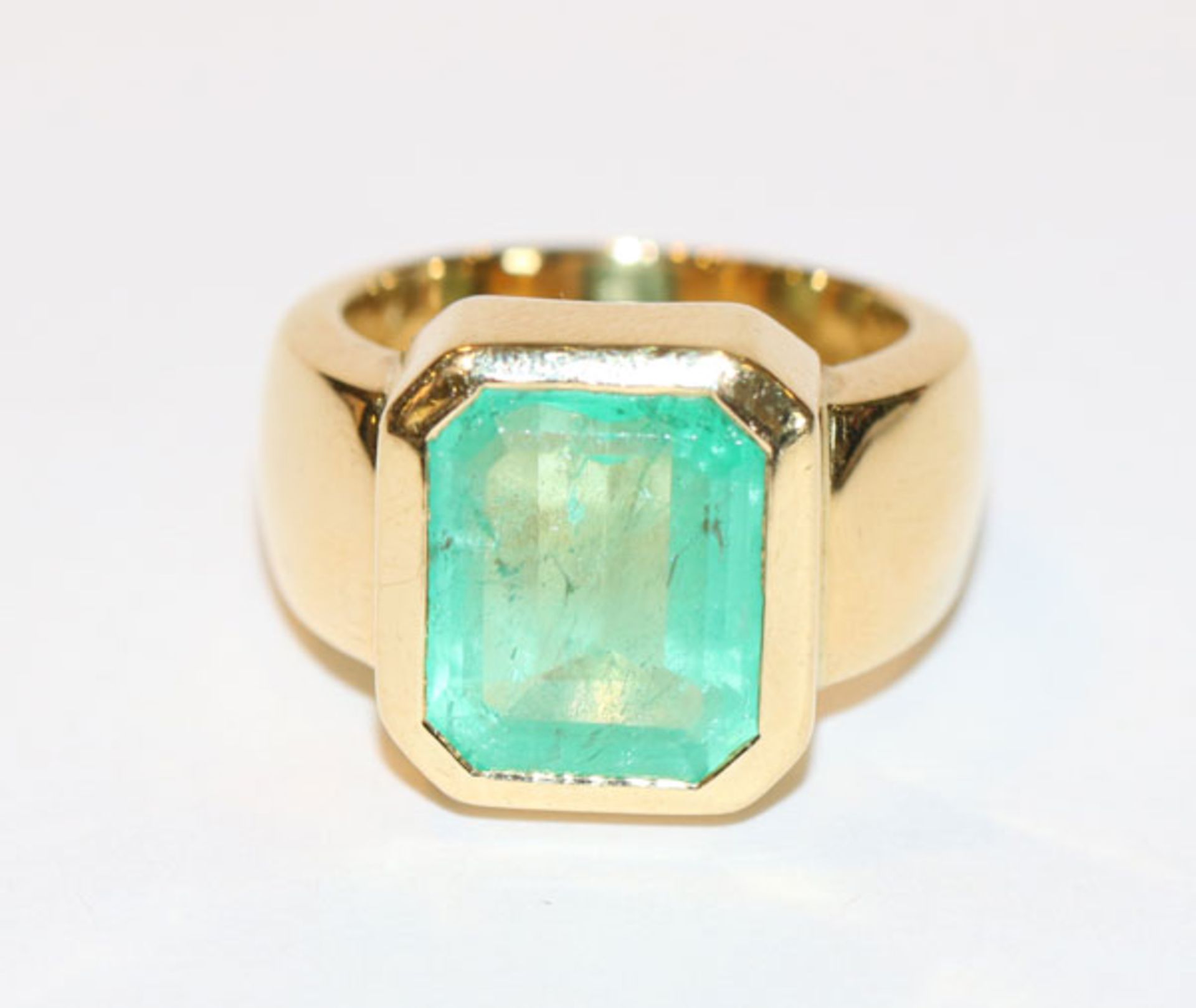 18 k Gelbgold Ring mit 6,8 ct. Smaragd, achteckig facettiert, wohl Kolumbien, Gr. 58