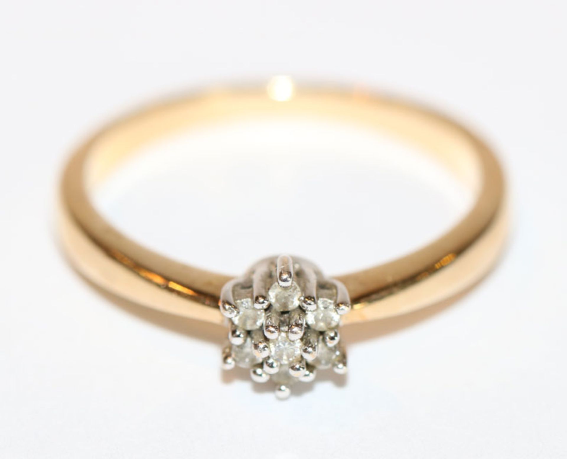 14 k Gelbgold Ring mit 7 in Weißgold gefaßten Diamanten, Gr. 56, 3,1 gr.