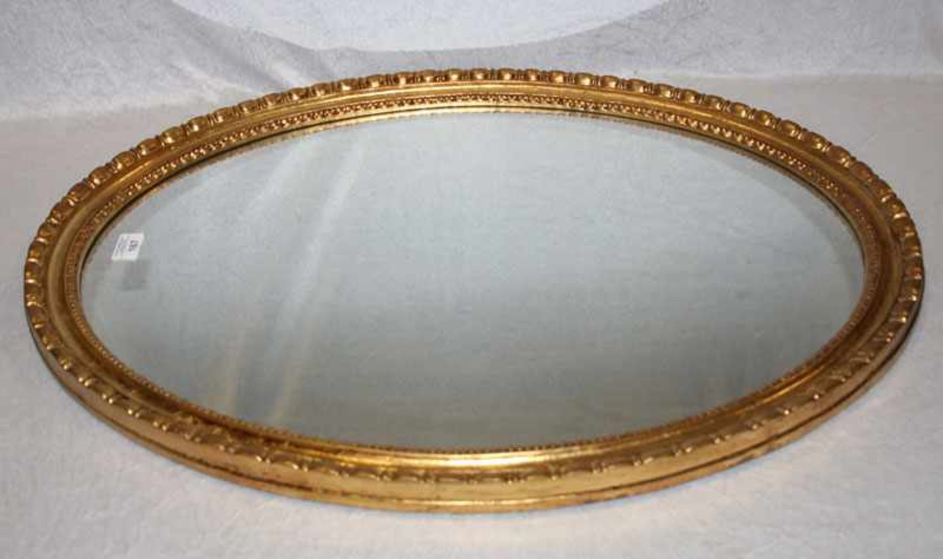 Ovaler Wandspiegel in Goldrahmen, H 83 cm x 57 cm