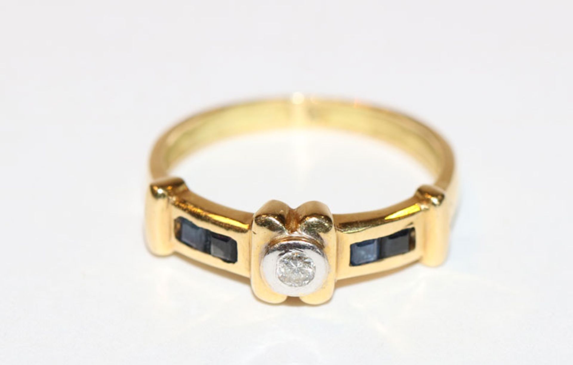 14 k Gelbgold (geprüft) Ring mit in Weißgold gefaßten Diamanten und 4 Safiren in Baguettschliff, Gr.