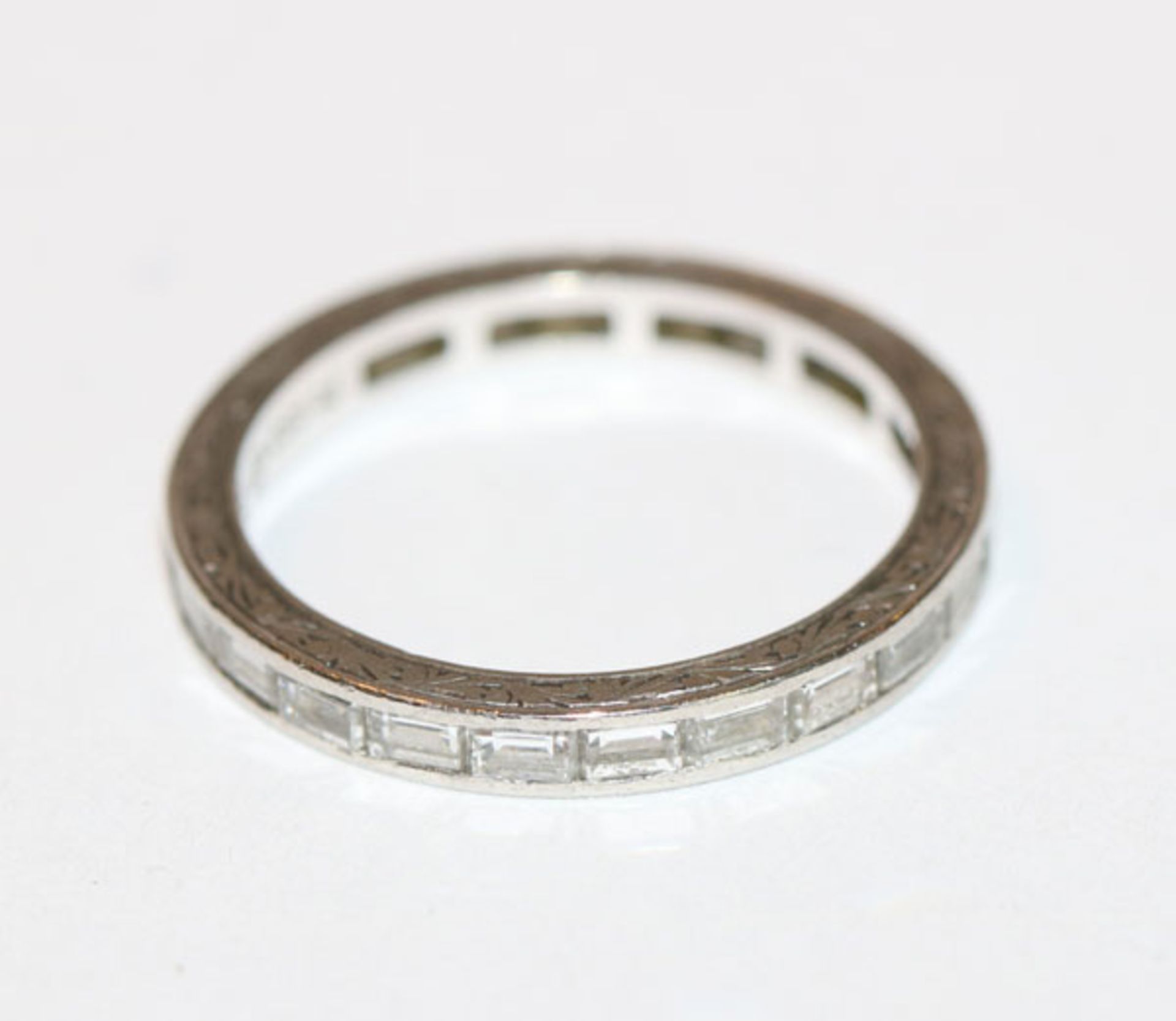 Platin Memoryring mit Diamanten im Baguettschliff, zus. ca. 1 ct., Ringschiene seitlich fein