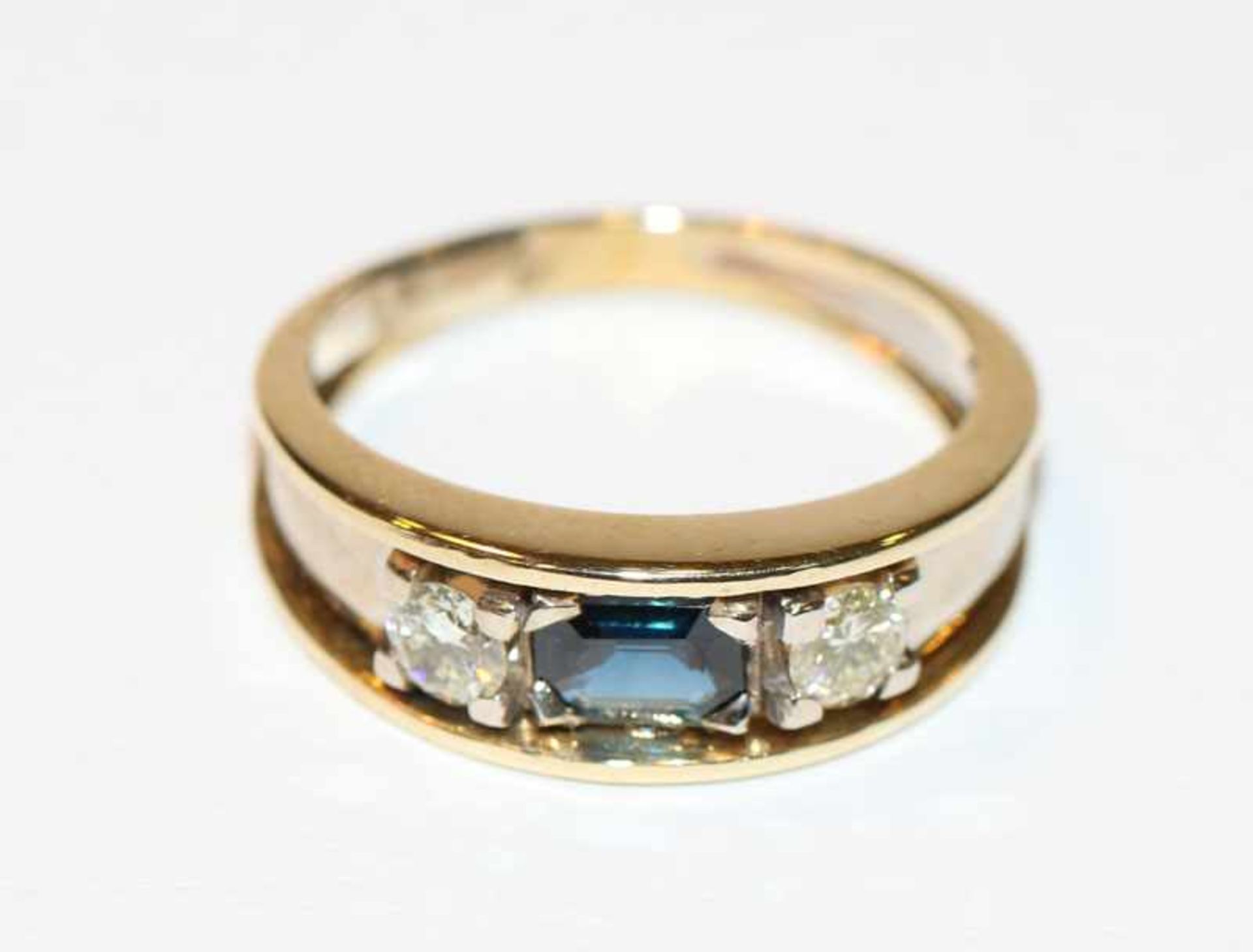 14 k Gelbgold Ring mit Safir und 2 Diamanten, zus. ca. 0,38 ct., Gr. 50