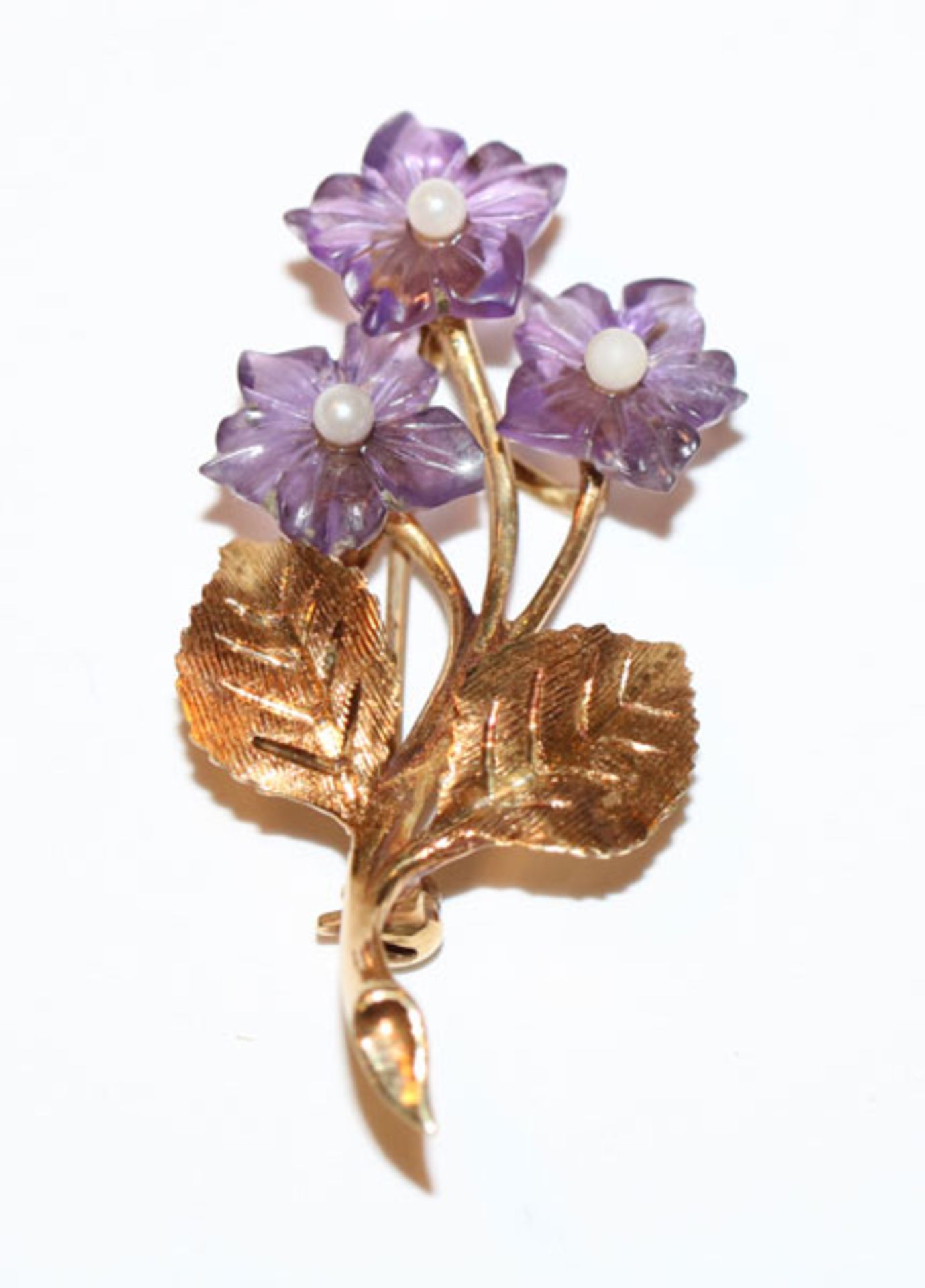 14 k Gelbgold Brosche mit plastischem Blattdekor und 3 Blüten aus Amethyst und Perlchen, feine