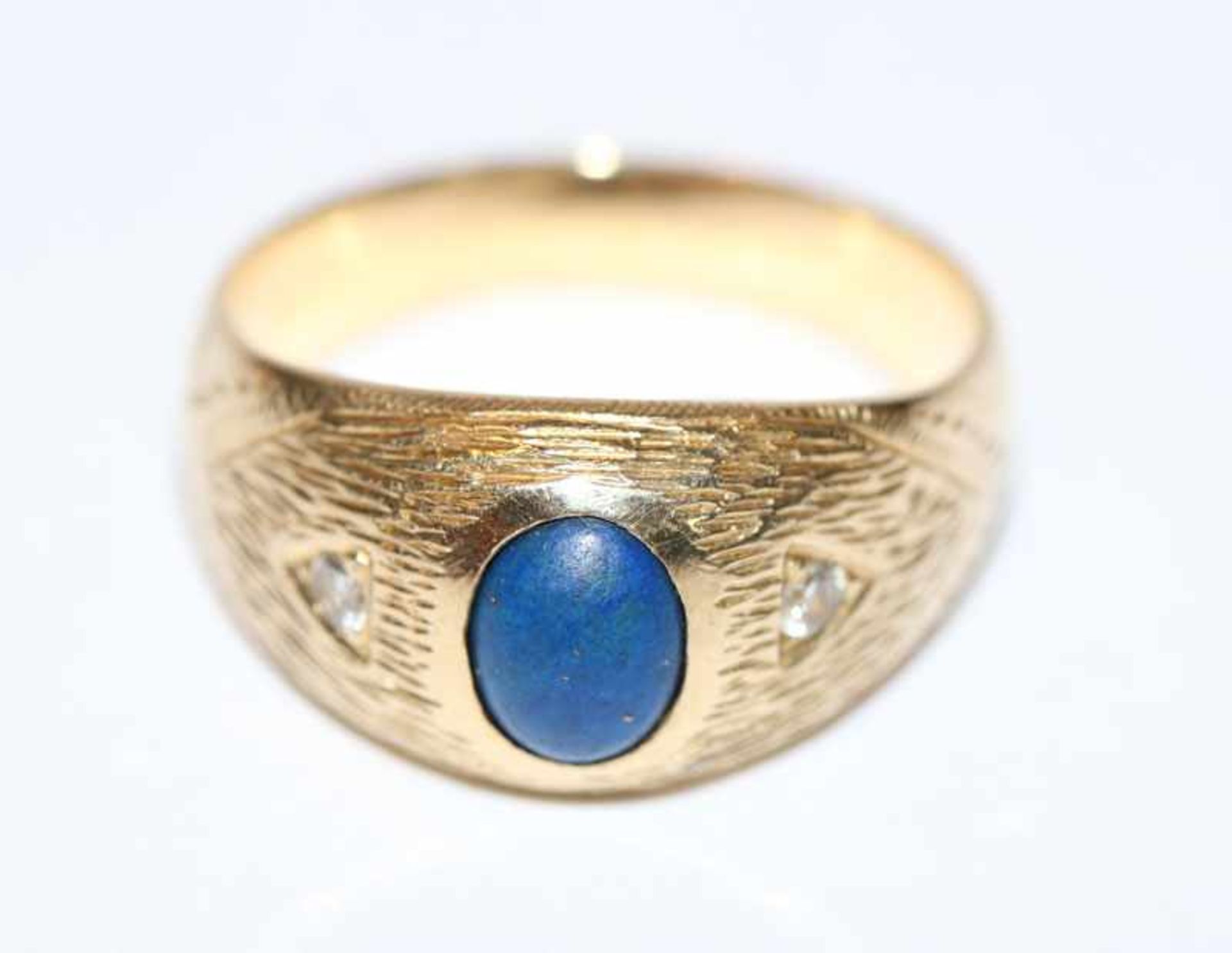 14 k Gelbgold Ring mit mit Lapislazuli (matt) und 2 Diamanten, Ringschiene teils graviert, Gr. 56,