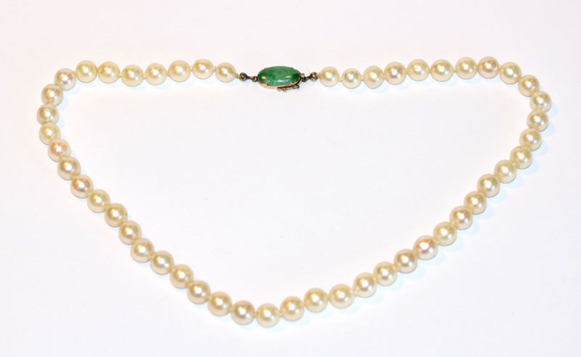 Perlenkette mit 14 k Gelbgold Schließe mit Jade, L 40 cm