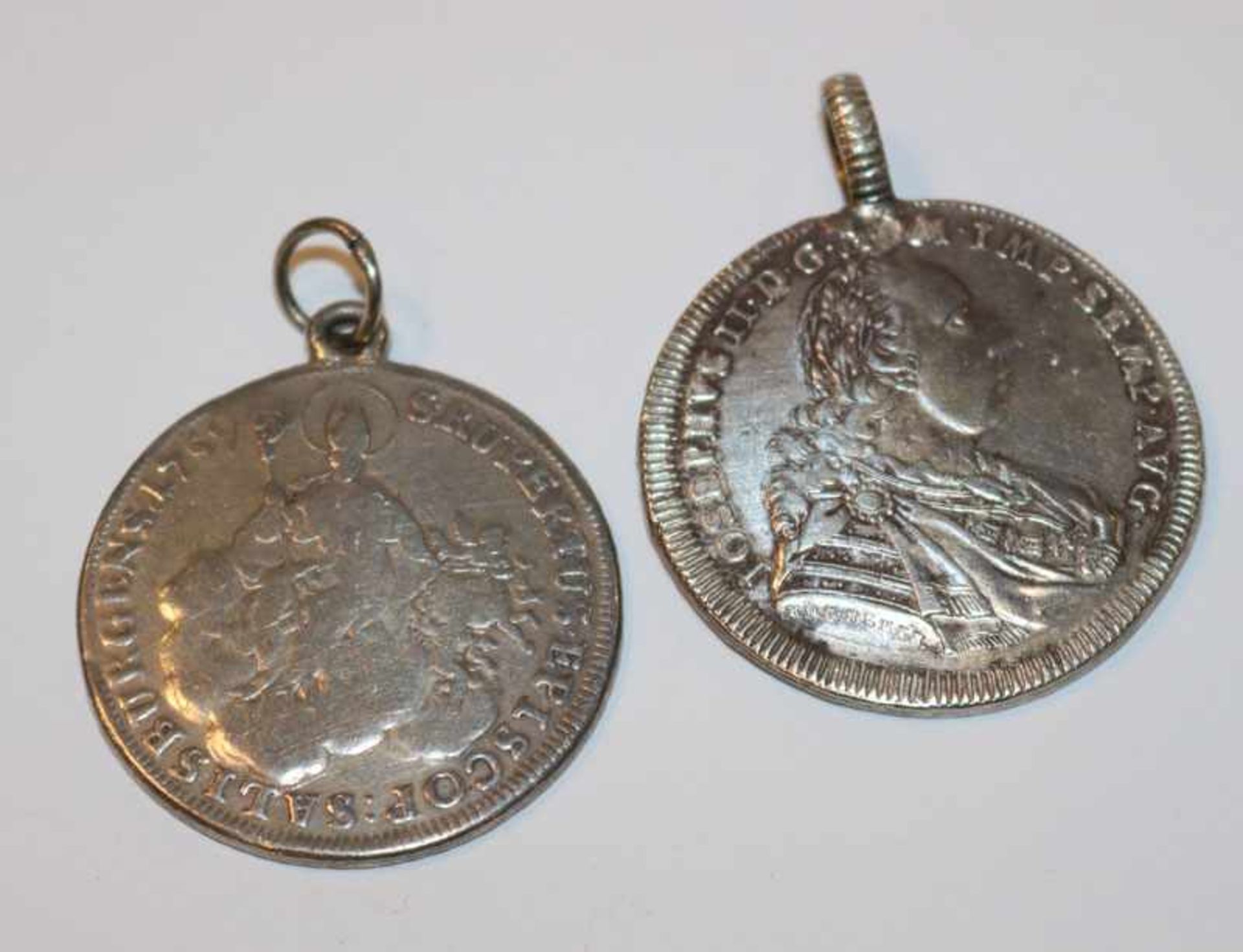 2 Silber Taler, Regensburg 1775 und Salzburg 1759, gehenkelt