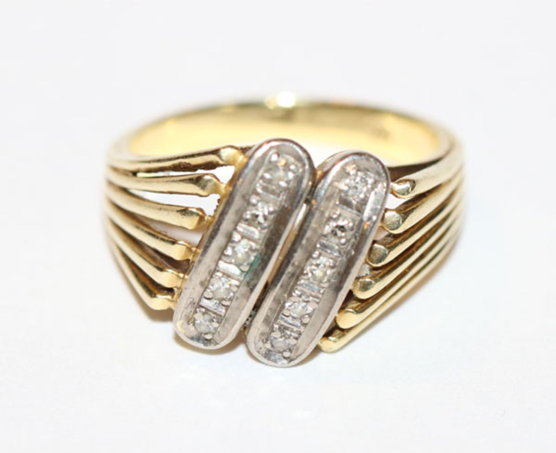 14 k Gelbgold Ring mit 10 in Weißgold gefaßten Diamanten, Gr. 56, 6,3 gr.