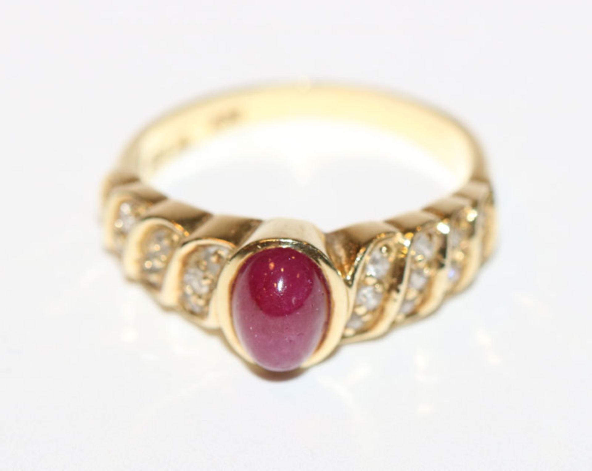 14 k Gelbgold Ring mit Rubincabochon und 20 Diamanten, zus. 0,20 ct., Gr. 53, 3,7 gr.